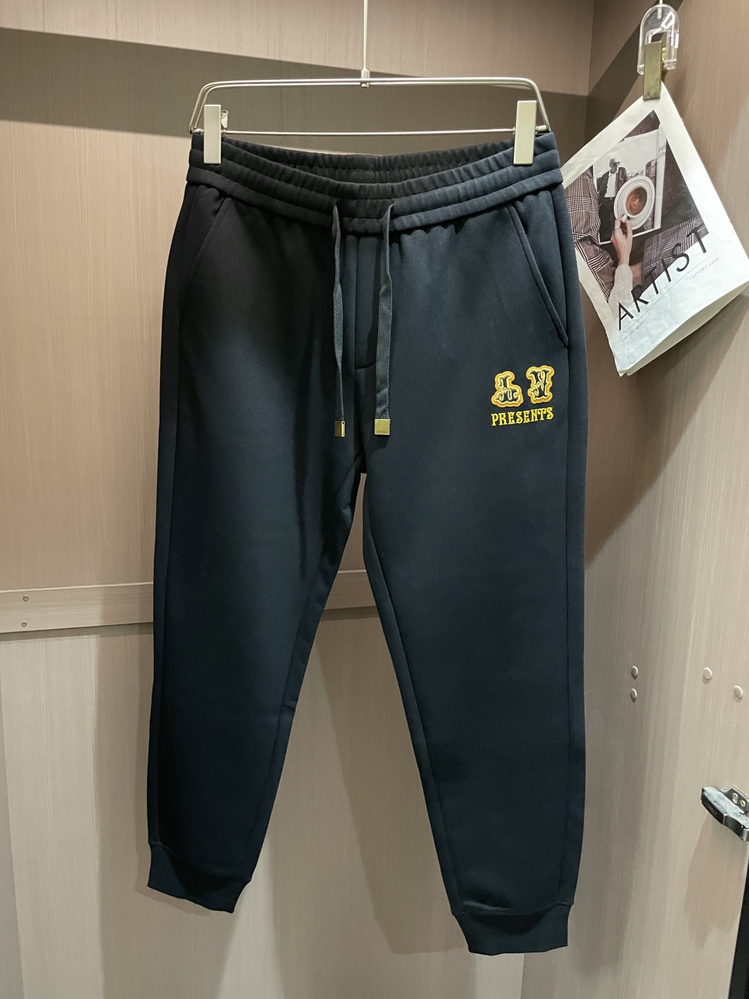 Lv 最新系列男士休闲裤！采用客供弹力柔棉材质，柔软细腻，手感绝佳！品牌格调一览无余！极简主义设计，没有