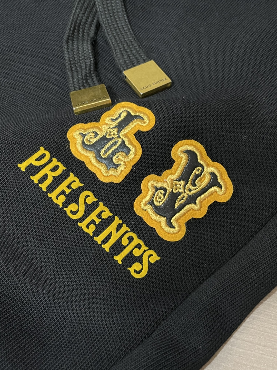 Lv 最新系列男士休闲裤！采用客供弹力柔棉材质，柔软细腻，手感绝佳！品牌格调一览无余！极简主义设计，没有