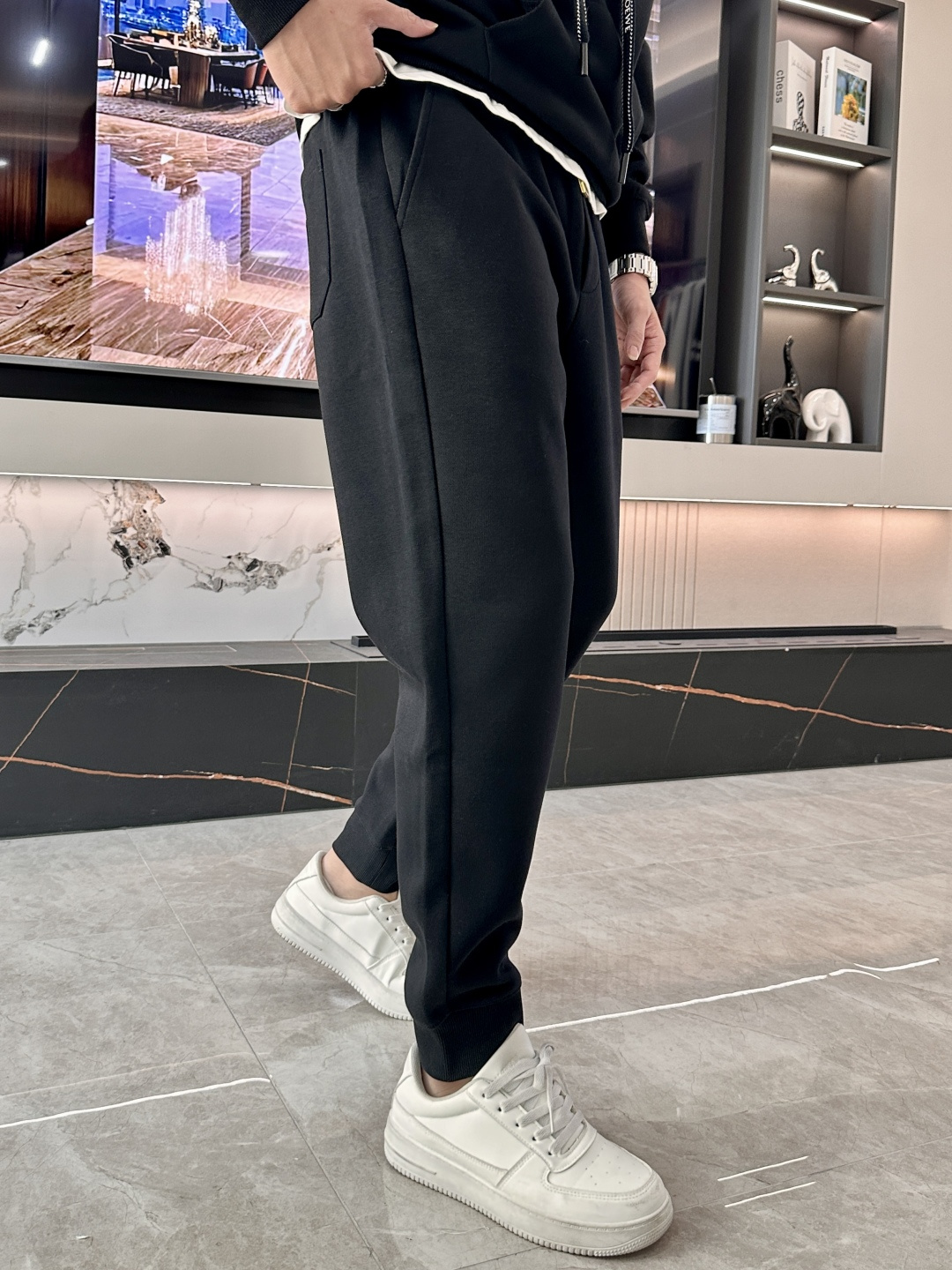 Lv 最新系列男士休闲裤！采用客供弹力柔棉材质，柔软细腻，手感绝佳！品牌格调一览无余！极简主义设计，没有