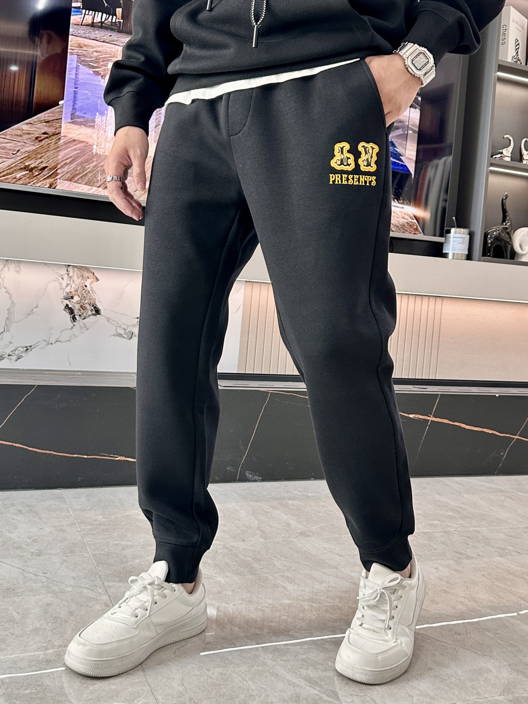 Lv 最新系列男士休闲裤！采用客供弹力柔棉材质，柔软细腻，手感绝佳！品牌格调一览无余！极简主义设计，没有