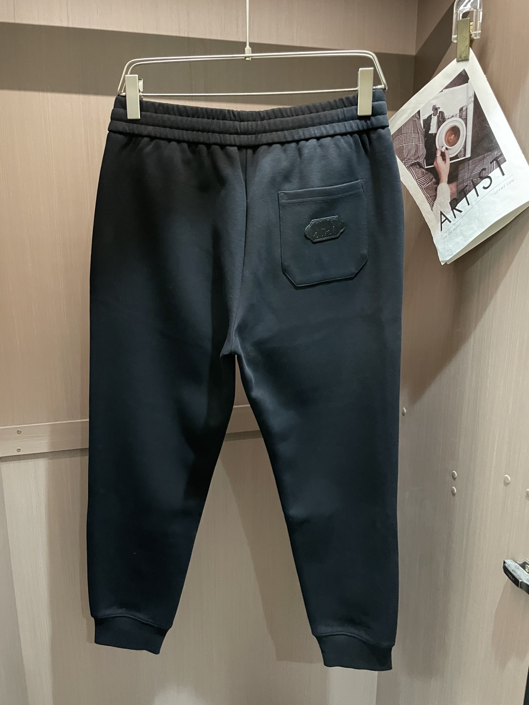 Lv 最新系列男士休闲裤！采用客供弹力柔棉材质，柔软细腻，手感绝佳！品牌格调一览无余！极简主义设计，没有