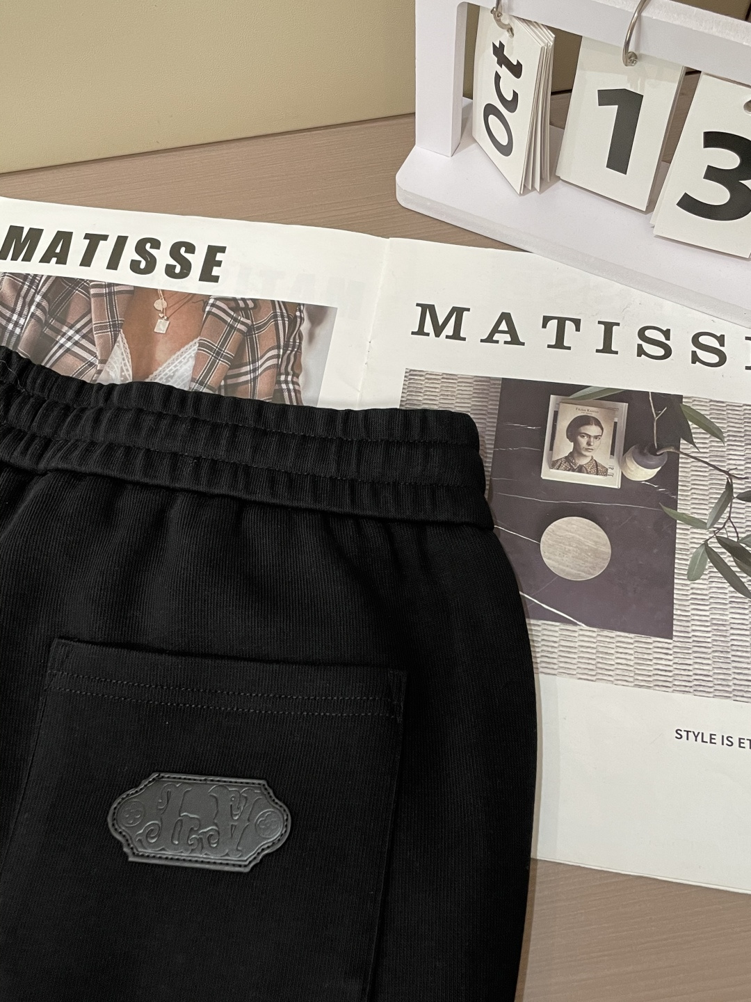 Lv 最新系列男士休闲裤！采用客供弹力柔棉材质，柔软细腻，手感绝佳！品牌格调一览无余！极简主义设计，没有