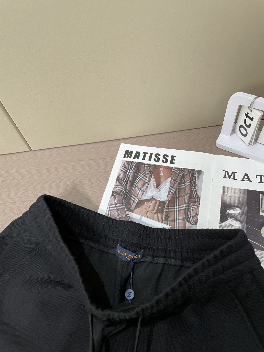 Lv 最新系列男士休闲裤！采用客供弹力柔棉材质，柔软细腻，手感绝佳！品牌格调一览无余！极简主义设计，没有