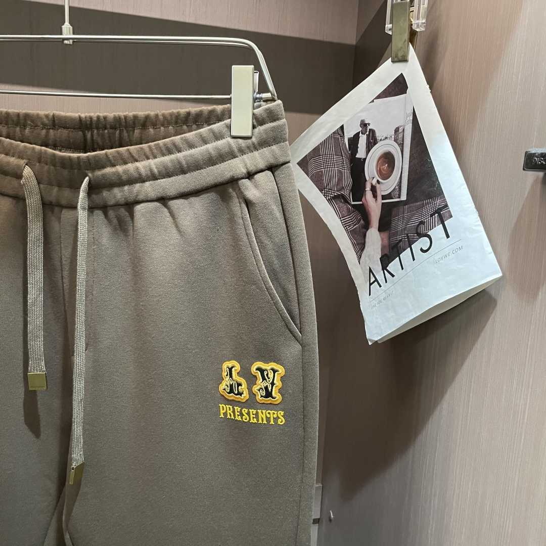 LV 最新系列男士休闲裤！采用客供弹力柔棉材质，柔软细腻，手感绝佳！品牌格调一览无余！极简主义设计，没有