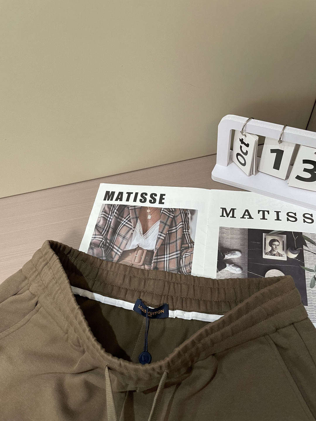 LV 最新系列男士休闲裤！采用客供弹力柔棉材质，柔软细腻，手感绝佳！品牌格调一览无余！极简主义设计，没有