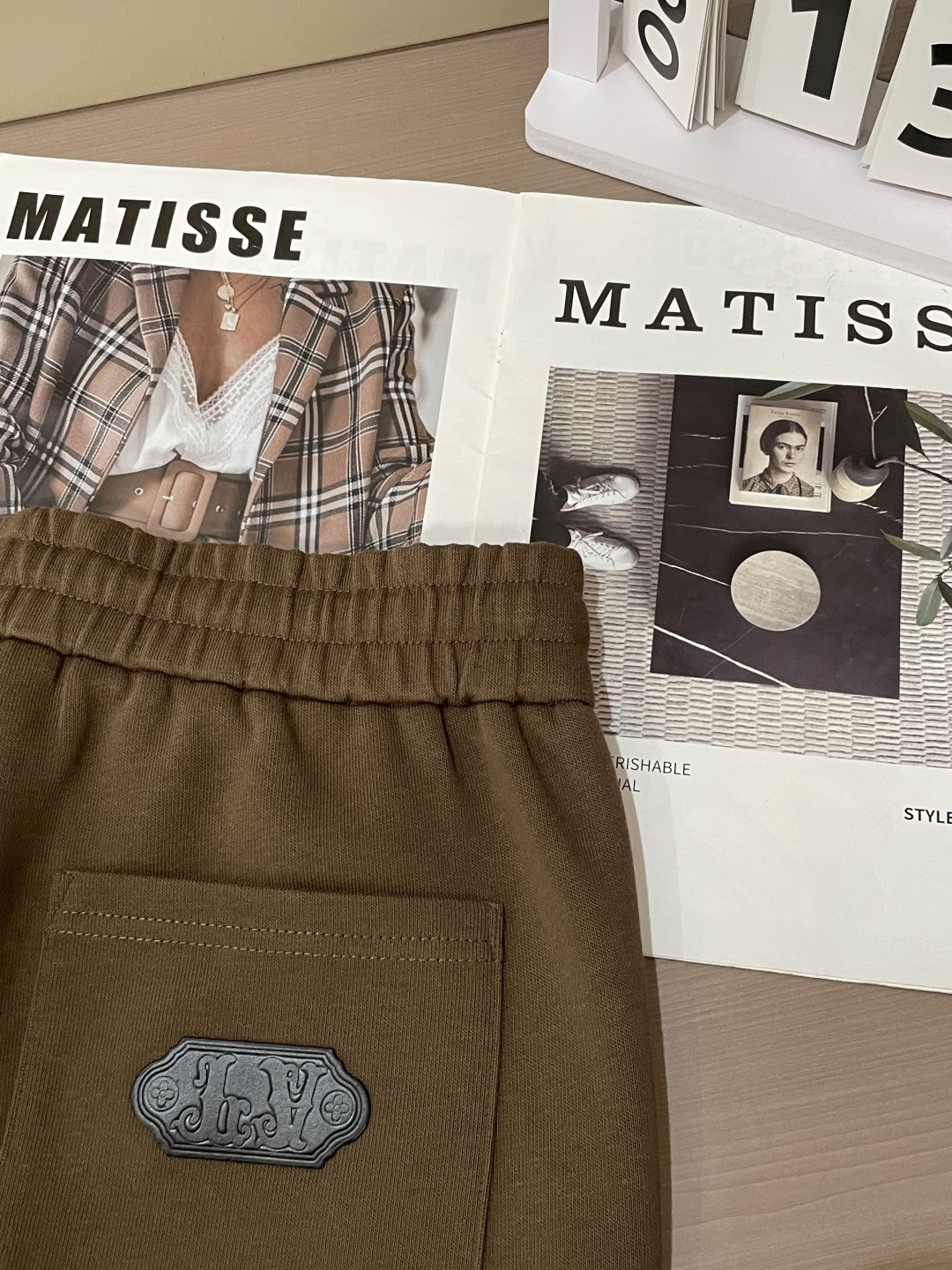 LV 最新系列男士休闲裤！采用客供弹力柔棉材质，柔软细腻，手感绝佳！品牌格调一览无余！极简主义设计，没有