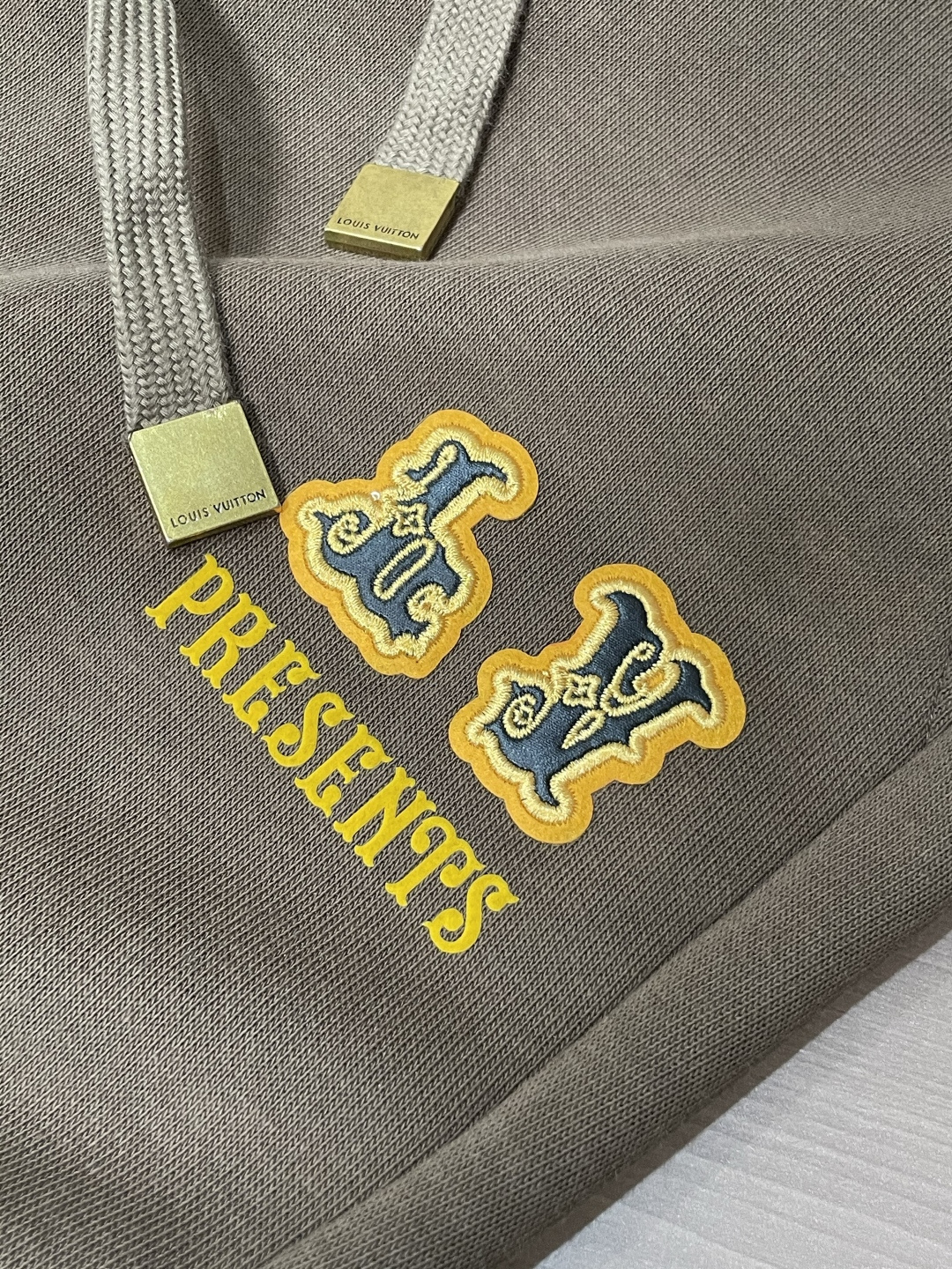 LV 最新系列男士休闲裤！采用客供弹力柔棉材质，柔软细腻，手感绝佳！品牌格调一览无余！极简主义设计，没有