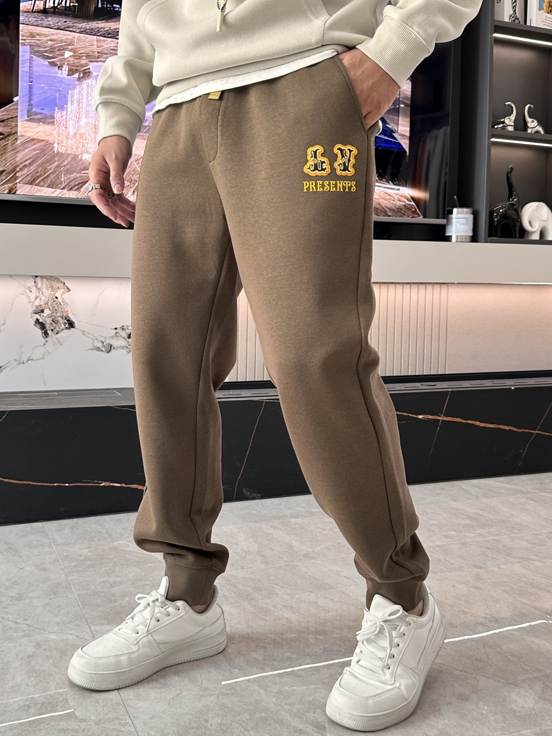 LV 最新系列男士休闲裤！采用客供弹力柔棉材质，柔软细腻，手感绝佳！品牌格调一览无余！极简主义设计，没有