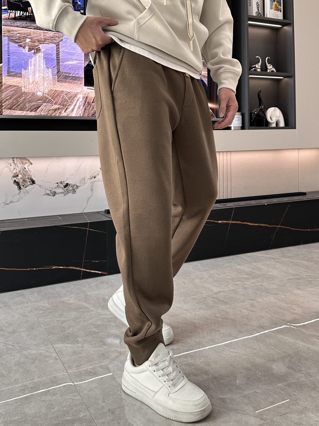 LV 最新系列男士休闲裤！采用客供弹力柔棉材质，柔软细腻，手感绝佳！品牌格调一览无余！极简主义设计，没有