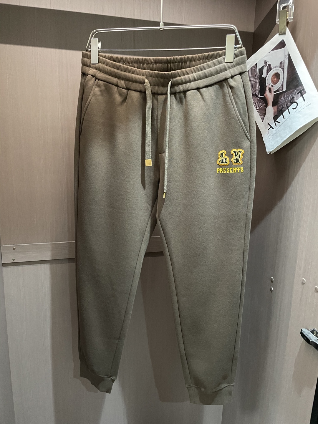 LV 最新系列男士休闲裤！采用客供弹力柔棉材质，柔软细腻，手感绝佳！品牌格调一览无余！极简主义设计，没有