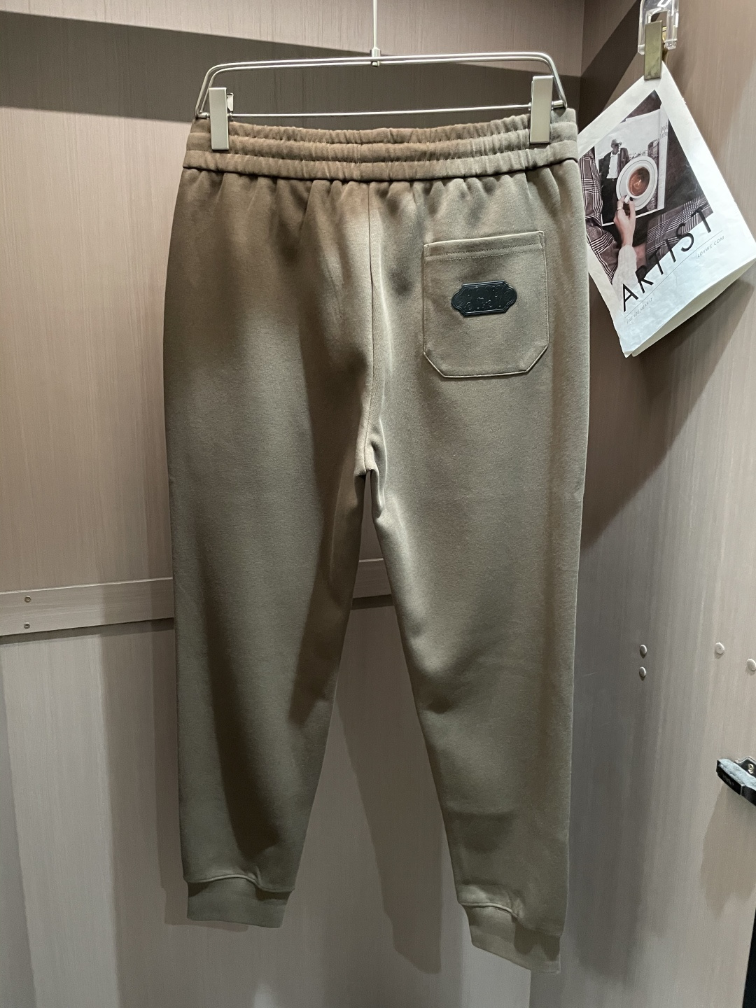 LV 最新系列男士休闲裤！采用客供弹力柔棉材质，柔软细腻，手感绝佳！品牌格调一览无余！极简主义设计，没有