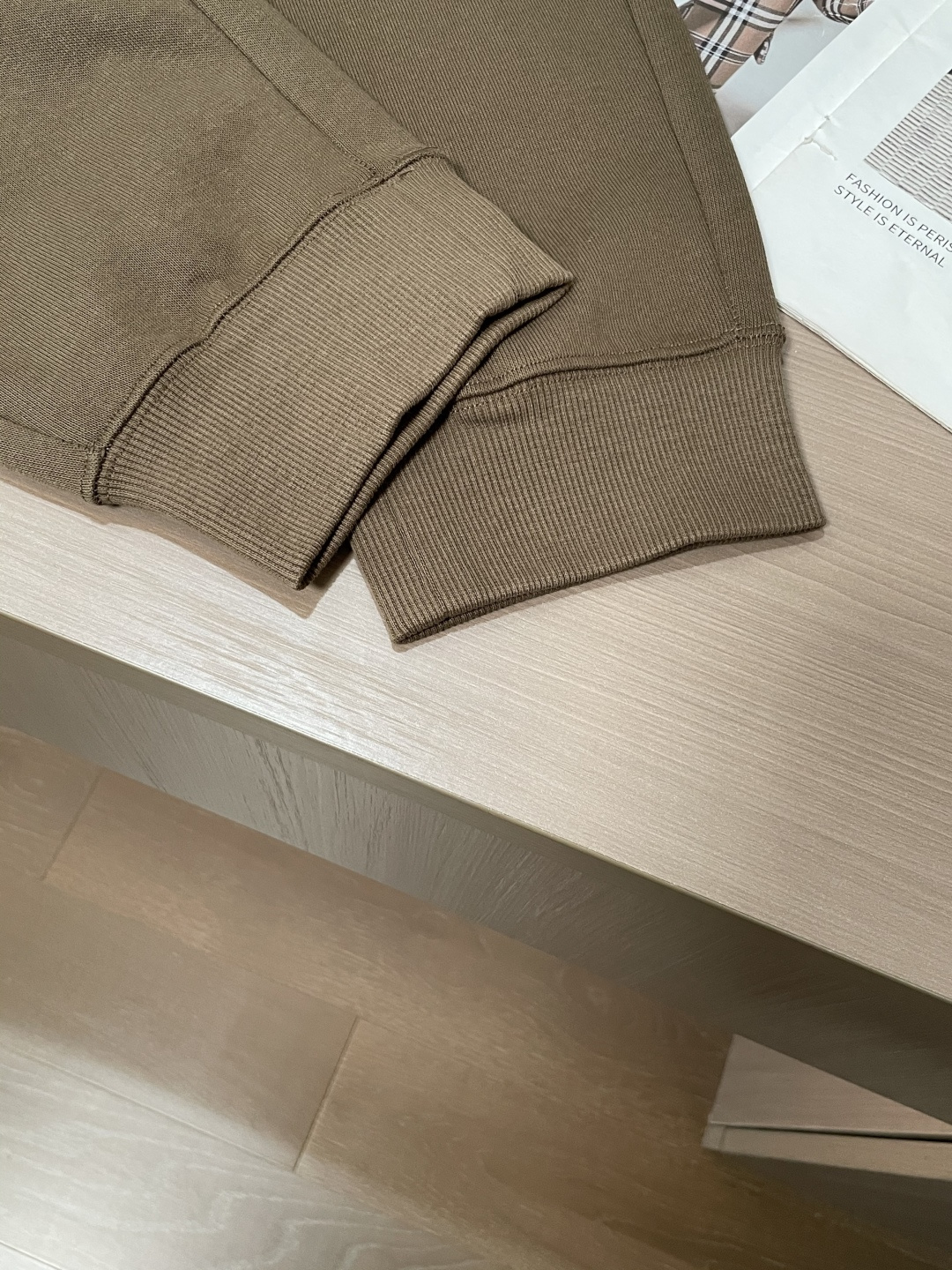 LV 最新系列男士休闲裤！采用客供弹力柔棉材质，柔软细腻，手感绝佳！品牌格调一览无余！极简主义设计，没有