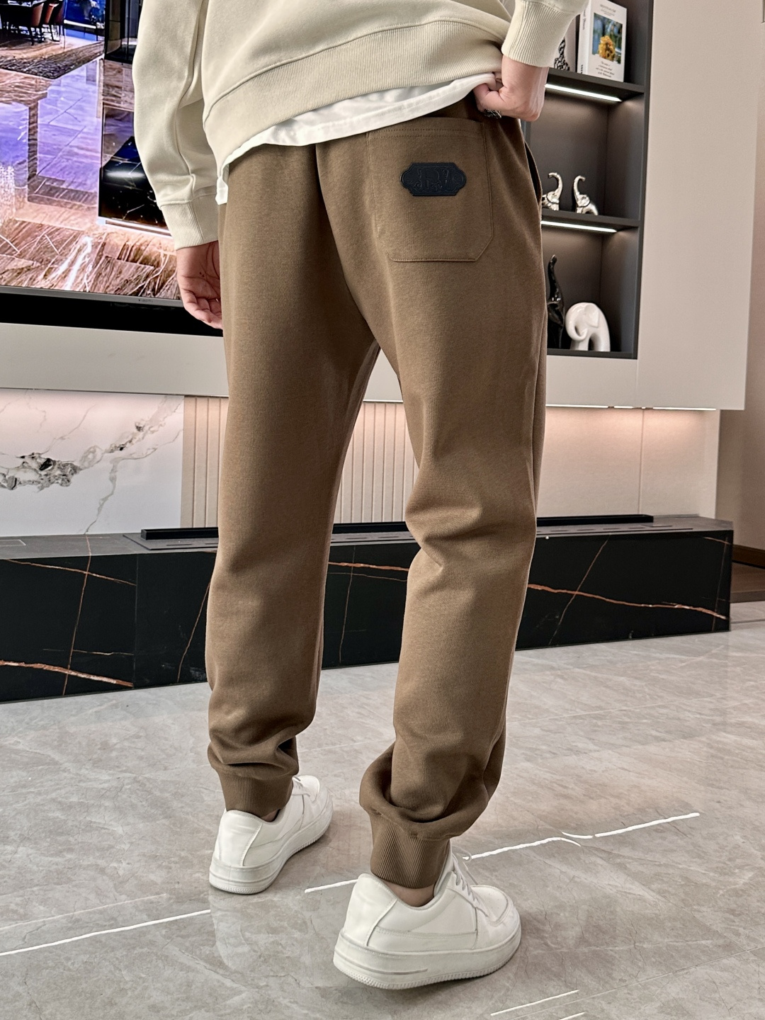 LV 最新系列男士休闲裤！采用客供弹力柔棉材质，柔软细腻，手感绝佳！品牌格调一览无余！极简主义设计，没有