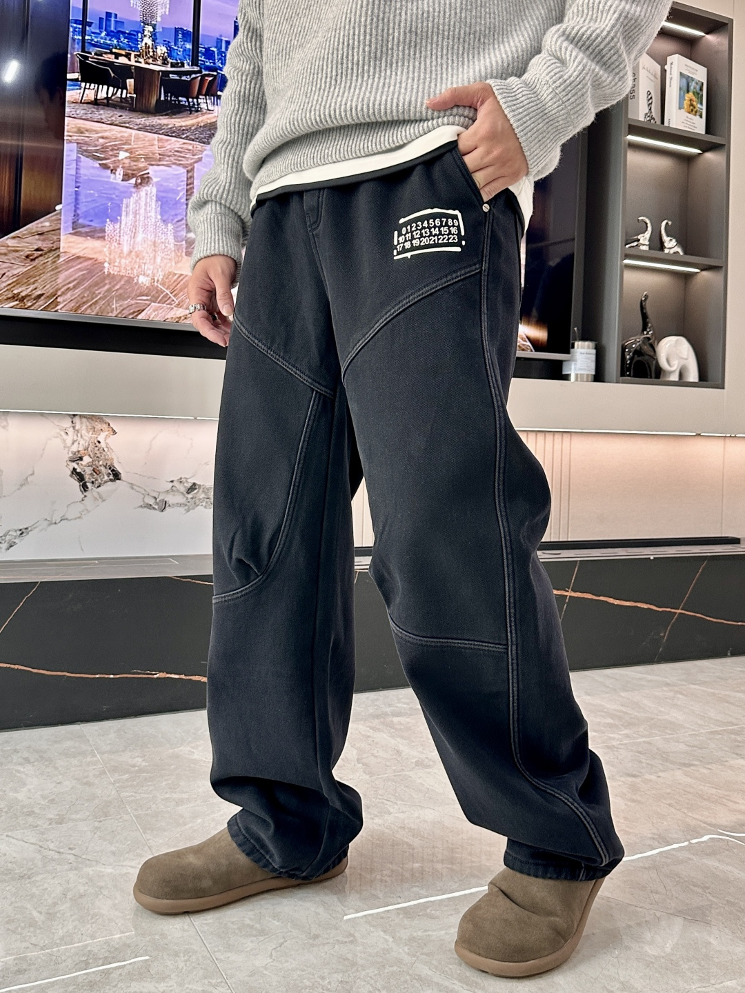 NO:608319,Margiela's latest 2025 autumn and winter series of men's thickened casual pants!  It's lined with velvet and is very warm, so those in the north should quickly prepare it!  Made of customer-supplied elastic soft cotton material, soft and delicate, and feels great!  The brand style is clear at a glance!  Minimalist design, no extra exaggerated elements to declare victory, fine details, original custom-made hardware accessories, just the right thickness, easy to control in all weathers, classic color upper body, very energetic, multiple styles of wear, casual business, daily life, fashion trends can be controlled!  The overall style and fashion sense are extremely outstanding, bringing extraordinary clothing taste!  Size M-XXXL,masion margiela,alexander wang19860909马吉拉 2025秋冬最新系列男士加厚休闲裤！ 内里加绒,非常保暖,北方的宝子们赶紧备上！ 采用客供弹力柔棉材质,柔软细腻,手感绝佳！品牌格调一览无余！极简主义设计,没有多余浮夸的元素来宣兵夺主,细节做工精细,五金配件原版定制,厚薄程度也是恰到好处,轻松驾驭各种天气,经典颜色上身很显精气神,多种风格穿搭,休闲商务、日常生活、时尚潮流均可驾驭！整体不论是档次还是时尚感都是极为出色的,带来非凡的衣着品味！ 尺码M-XXXL,,masion margiela,alexander wang,Men's clothing