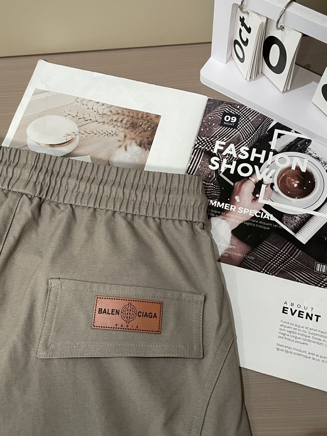 巴黎世家 2025秋冬最新休闲裤 潮人必备 版型超赞，能很好的修复各种腿型，非常个性！柔软排汗，舒适度极