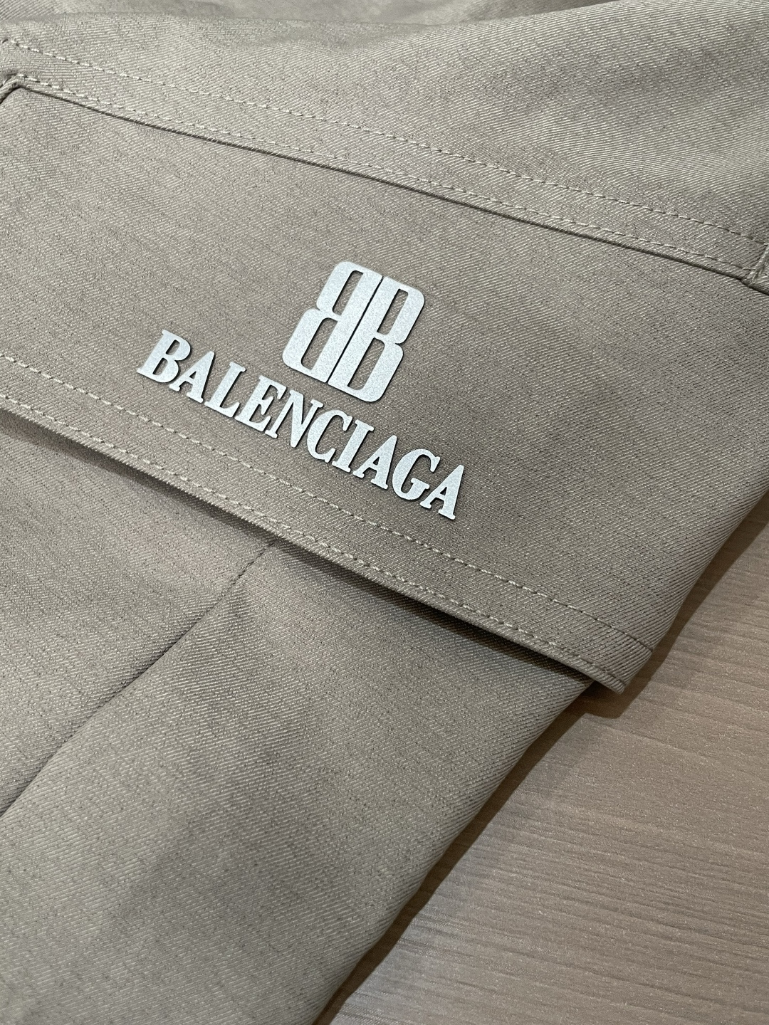 巴黎世家 2025秋冬最新休闲裤 潮人必备 版型超赞，能很好的修复各种腿型，非常个性！柔软排汗，舒适度极