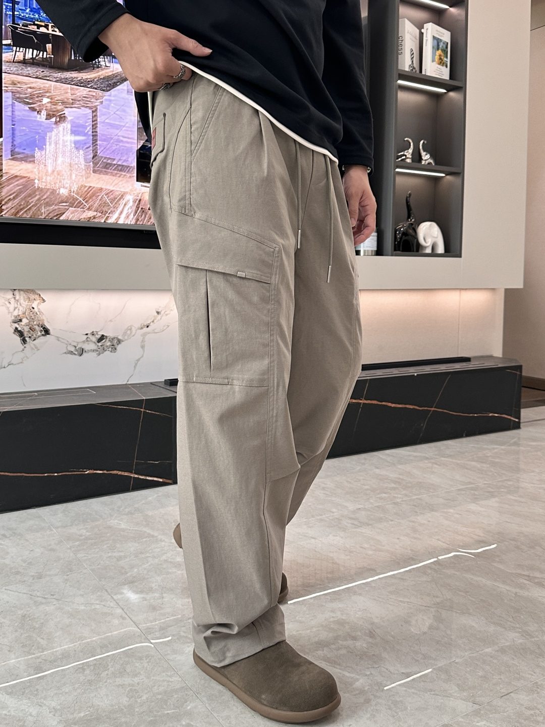 巴黎世家 2025秋冬最新休闲裤 潮人必备 版型超赞，能很好的修复各种腿型，非常个性！柔软排汗，舒适度极