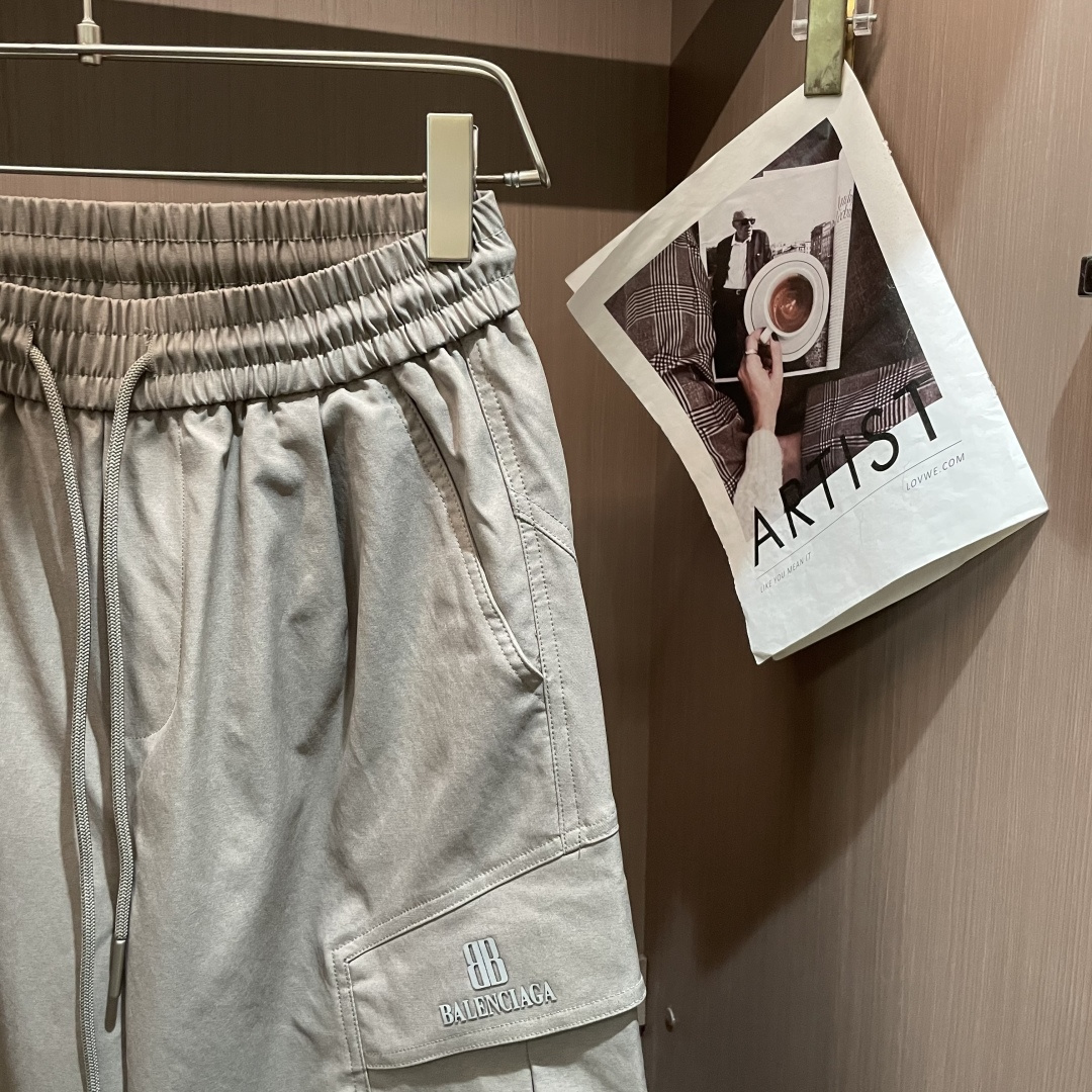 巴黎世家 2025秋冬最新休闲裤 潮人必备 版型超赞，能很好的修复各种腿型，非常个性！柔软排汗，舒适度极