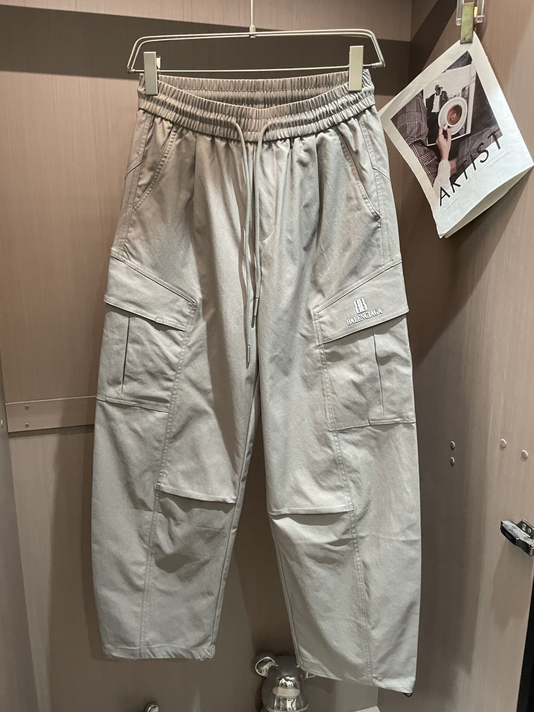 巴黎世家 2025秋冬最新休闲裤 潮人必备 版型超赞，能很好的修复各种腿型，非常个性！柔软排汗，舒适度极