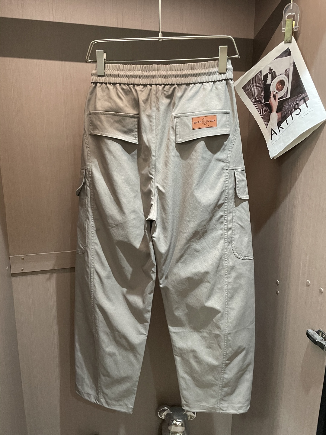 巴黎世家 2025秋冬最新休闲裤 潮人必备 版型超赞，能很好的修复各种腿型，非常个性！柔软排汗，舒适度极