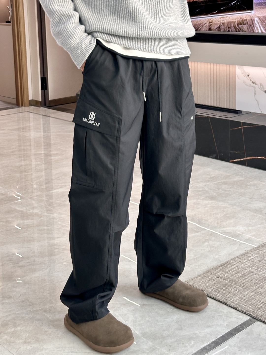 NO:608324,Balenciaga's latest 2025 autumn and winter casual pants are a must-have for fashionistas. They have a great shape and can be used to repair various leg shapes. They are very personalized!  Soft and sweat-wicking, extremely comfortable. The waistband of the trouser legs is customized with elastic elastic bands and original accessories details. The upper body is sporty, casual and fashionable, a must-have for leisure and travel. Sizes m-xxxl, balenciaga, alexander wang19860909巴黎世家 2025秋冬最新休闲裤 潮人必备 版型超赞,能很好的修复各种腿型,非常个性！柔软排汗,舒适度极高.裤腿腰部订制松紧橡筋、原版辅料细节.上身运动休闲时尚,出街休闲、外出旅游必备. 尺码m-xxxl,,balenciaga,alexander wang,Men's clothing