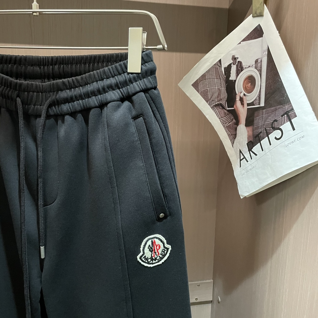 蒙口 2025秋冬最新休闲裤 潮人必备 版型超赞，能很好的修复各种腿型，非常个性！柔软排汗，舒适度极高。