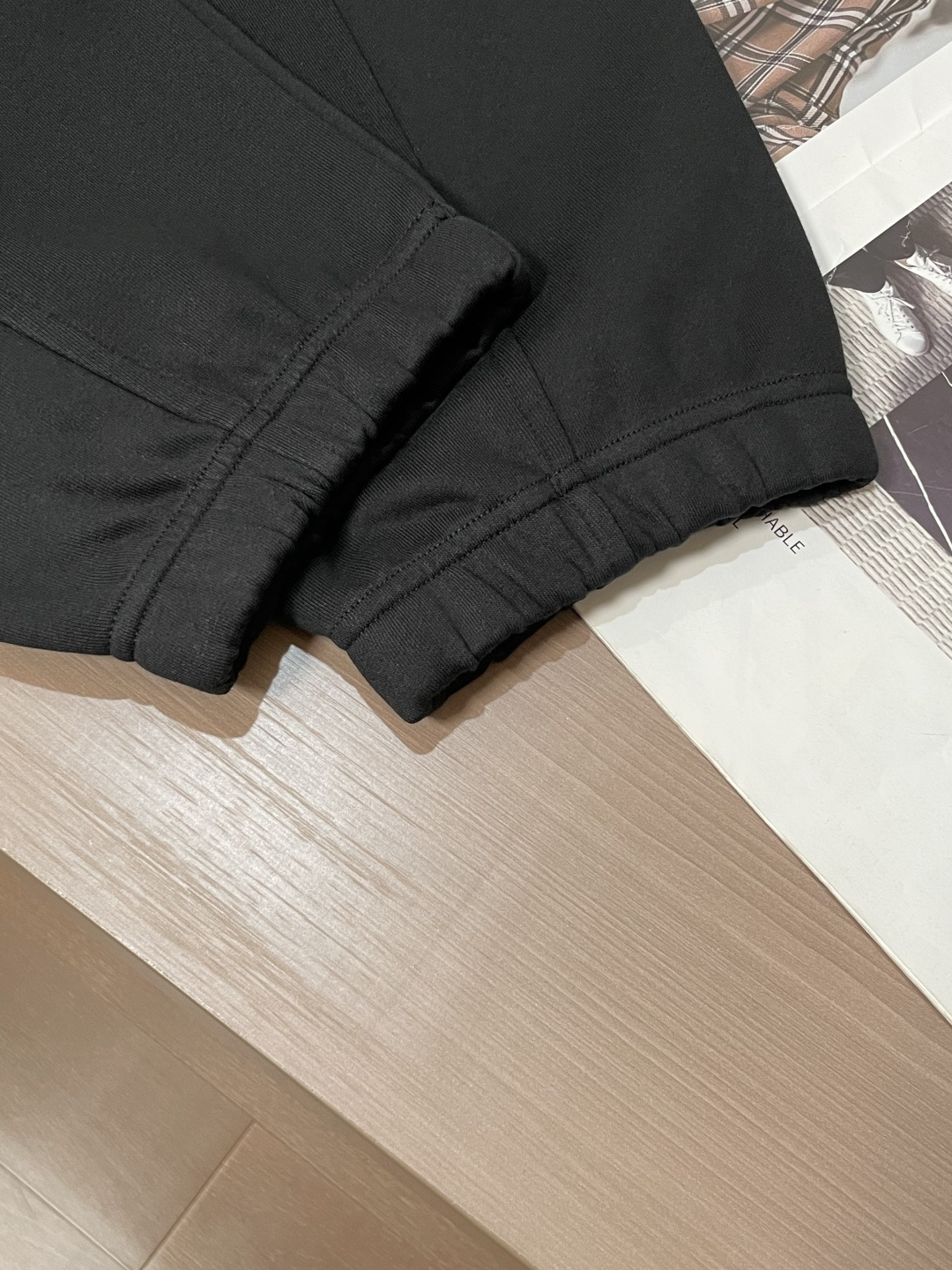 蒙口 2025秋冬最新休闲裤 潮人必备 版型超赞，能很好的修复各种腿型，非常个性！柔软排汗，舒适度极高。