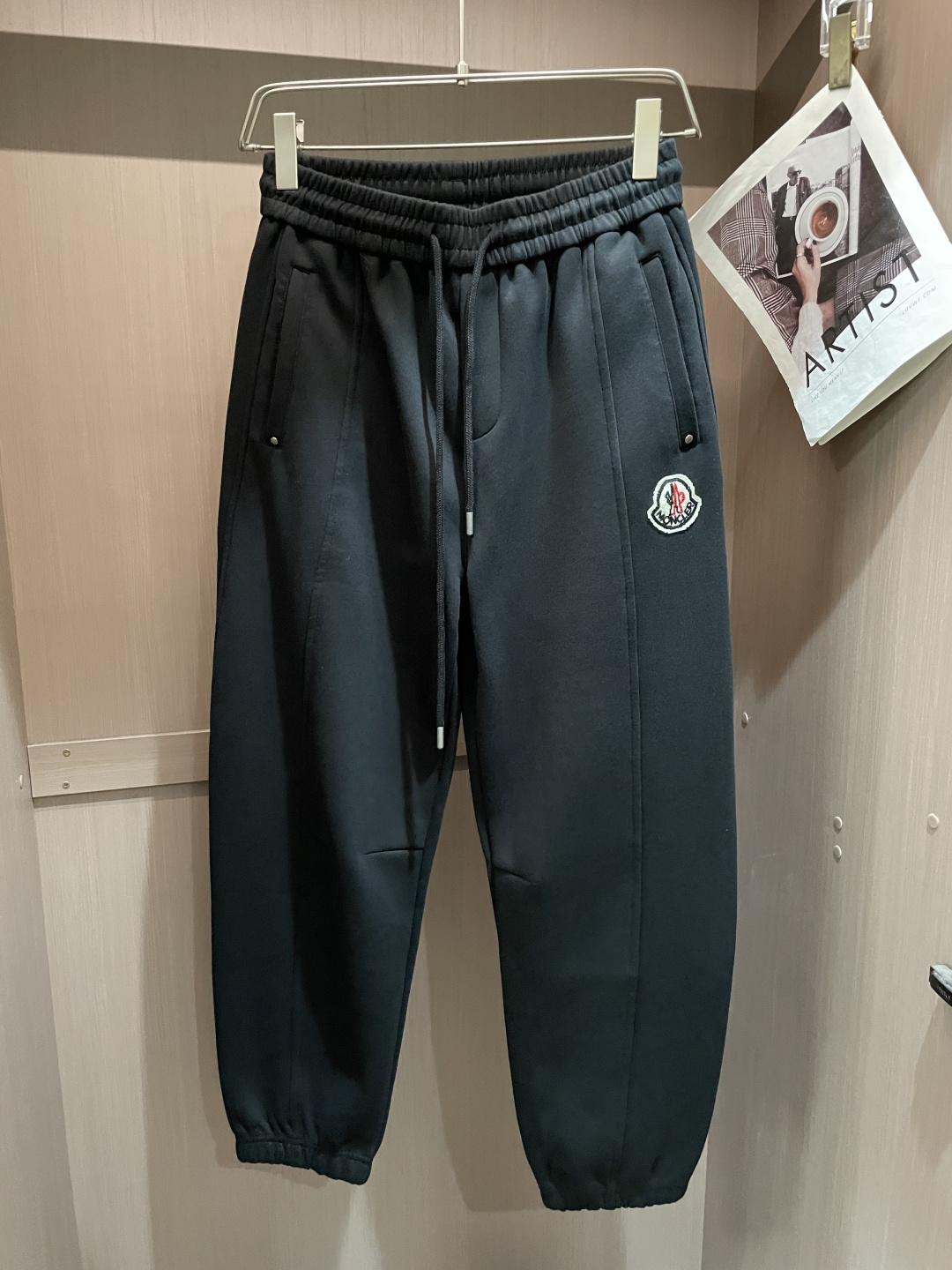 蒙口 2025秋冬最新休闲裤 潮人必备 版型超赞，能很好的修复各种腿型，非常个性！柔软排汗，舒适度极高。