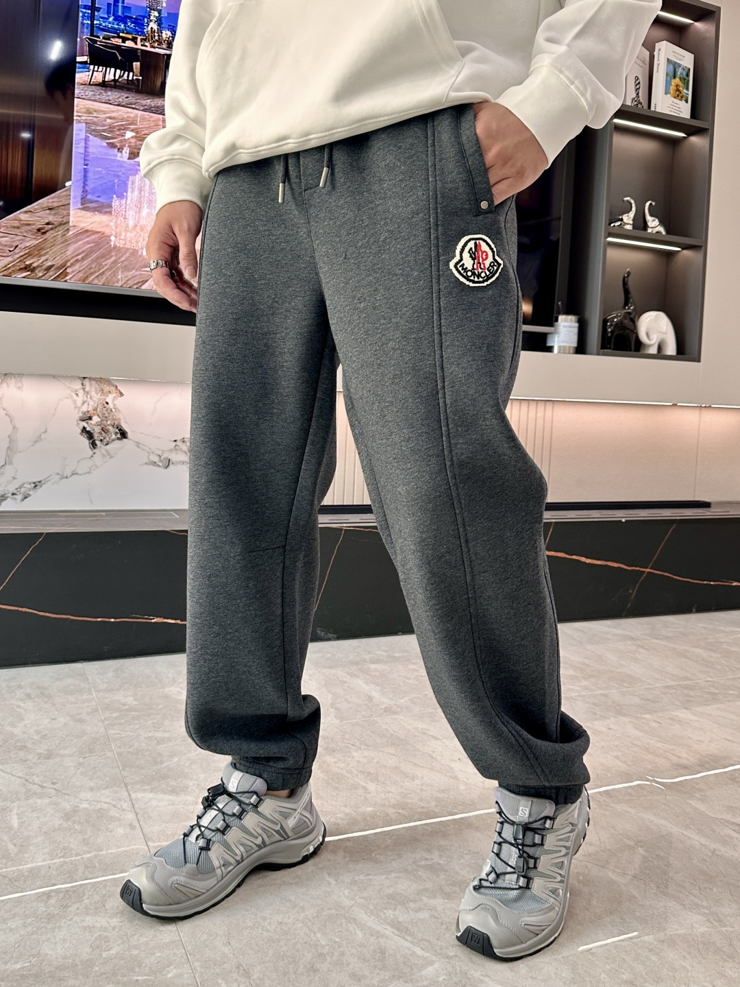 NO:608329,Meng Mouth's latest casual pants for autumn and winter 2025, a must-have for fashionistas. The shape is awesome, it can repair various leg shapes very well, and it is very personalized!  Soft and sweat-wicking, extremely comfortable. The waistband of the trouser legs is customized with elastic elastic bands and original accessories details. The upper body is sporty, casual and fashionable, a must-have for leisure and travel. Sizes m-xxxl, Moncler, alexander wang19860909蒙口 2025秋冬最新休闲裤 潮人必备 版型超赞,能很好的修复各种腿型,非常个性！柔软排汗,舒适度极高.裤腿腰部订制松紧橡筋、原版辅料细节.上身运动休闲时尚,出街休闲、外出旅游必备. 尺码m-xxxl,,Moncler,alexander wang,Men's clothing