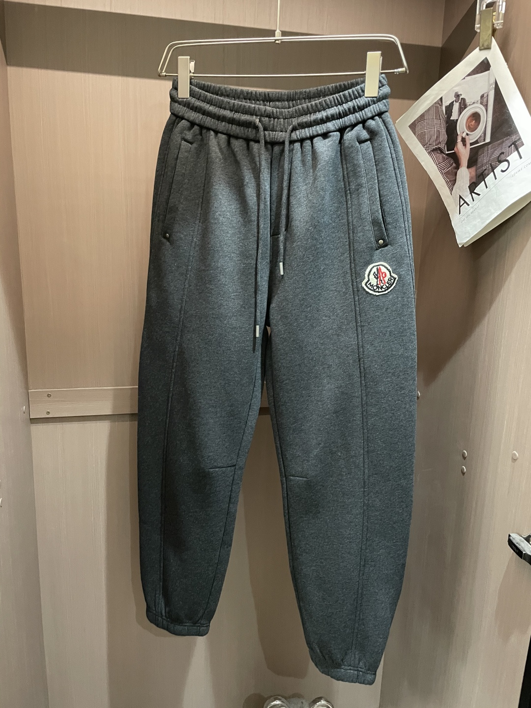 · 蒙口 2025秋冬最新休闲裤 潮人必备 版型超赞，能很好的修复各种腿型，非常个性！柔软排汗，舒适度极