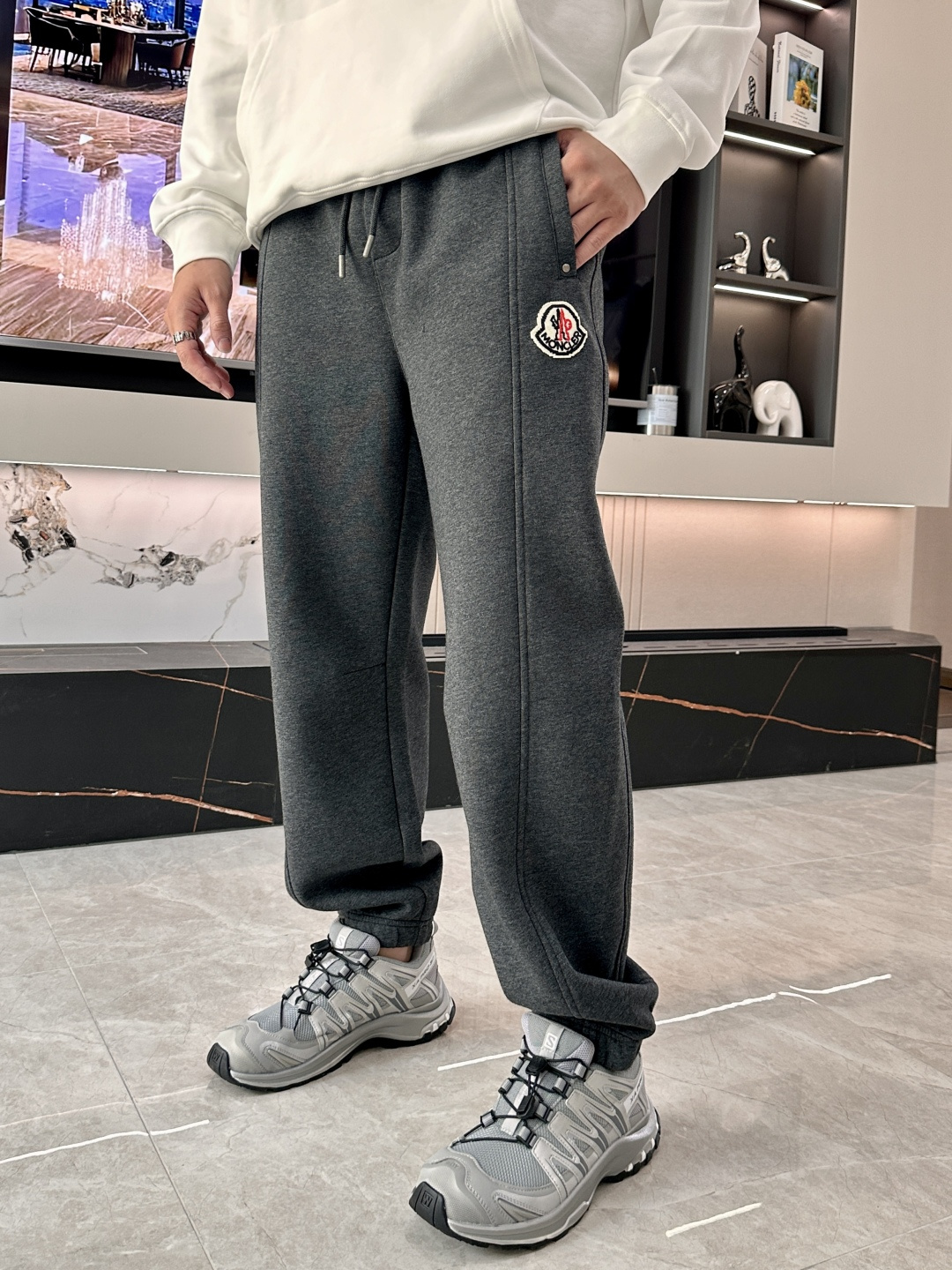 · 蒙口 2025秋冬最新休闲裤 潮人必备 版型超赞，能很好的修复各种腿型，非常个性！柔软排汗，舒适度极