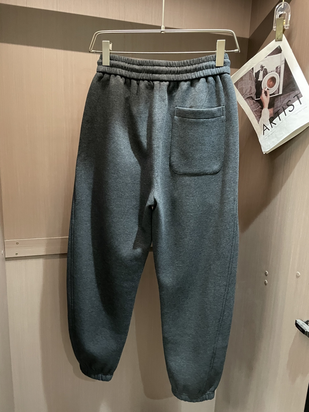 · 蒙口 2025秋冬最新休闲裤 潮人必备 版型超赞，能很好的修复各种腿型，非常个性！柔软排汗，舒适度极