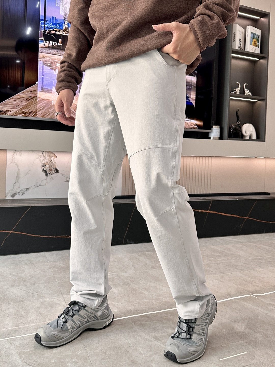 NO:608334,Arc'teryx men's casual pants, quick-drying fabric casual pants, the latest upper body style is invincible!  You can definitely close your eyes. This pair of pants is very versatile and has an elastic waist. It can be worn in daily work and outdoor sports. It is the perfect combination of fashion and leisure and outdoor sports, so it is your best choice whether you wear it daily or outdoors. Extreme comfort and quick perspiration are the most popular focus, improving the wearing comfort. It is suitable for aerobic exercise and cross-country running conditions. This type of running casual pants has an extremely wide range of applications, allowing you to naturally maintain your love for sports in the summer, and can also be worn in leisure life. Size  m-xxxl,arc'teryx,alexander wang19860909始祖鸟 男士休闲裤 速干面料休闲裤,最新款上身版型无敌正！ 绝对可以闭眼收的一款 此款裤子非常百搭,弹力腰围,日常上班 户外运动都可以穿着,是时尚休闲与户外运动的完美结合,所以无论您平时穿或者户外穿都是您的最佳选择. 极致舒适和快速排汗是备受青睐的重点,提升穿着舒适度,适合有氧运动和越野跑条件下穿着,此款是一件适用范围极其广泛的跑步休闲裤,让你在夏天自然可以保持对运动热爱,也可以在休闲生活中穿着 尺码 m-xxxl,arc'teryx,alexander wang,Men's clothing