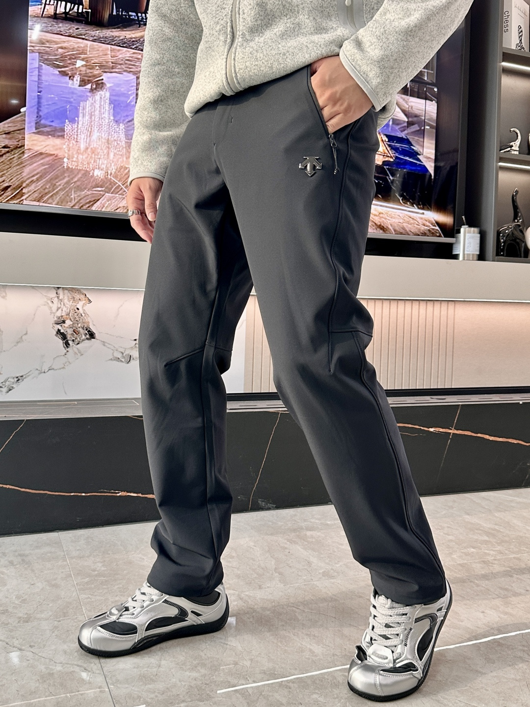 迪桑特 男士休闲裤👍速干面料休闲裤，最新款上身版型无敌正！绝对可以闭眼收的一款此款裤子非常百搭，弹力腰围