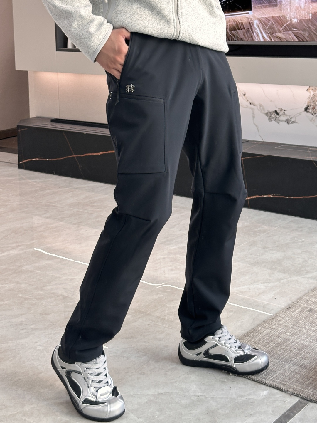 可隆 男士休闲裤速干面料休闲裤，最新款上身版型无敌正！绝对可以闭眼收的一款此款裤子非常百搭，弹力腰围,日