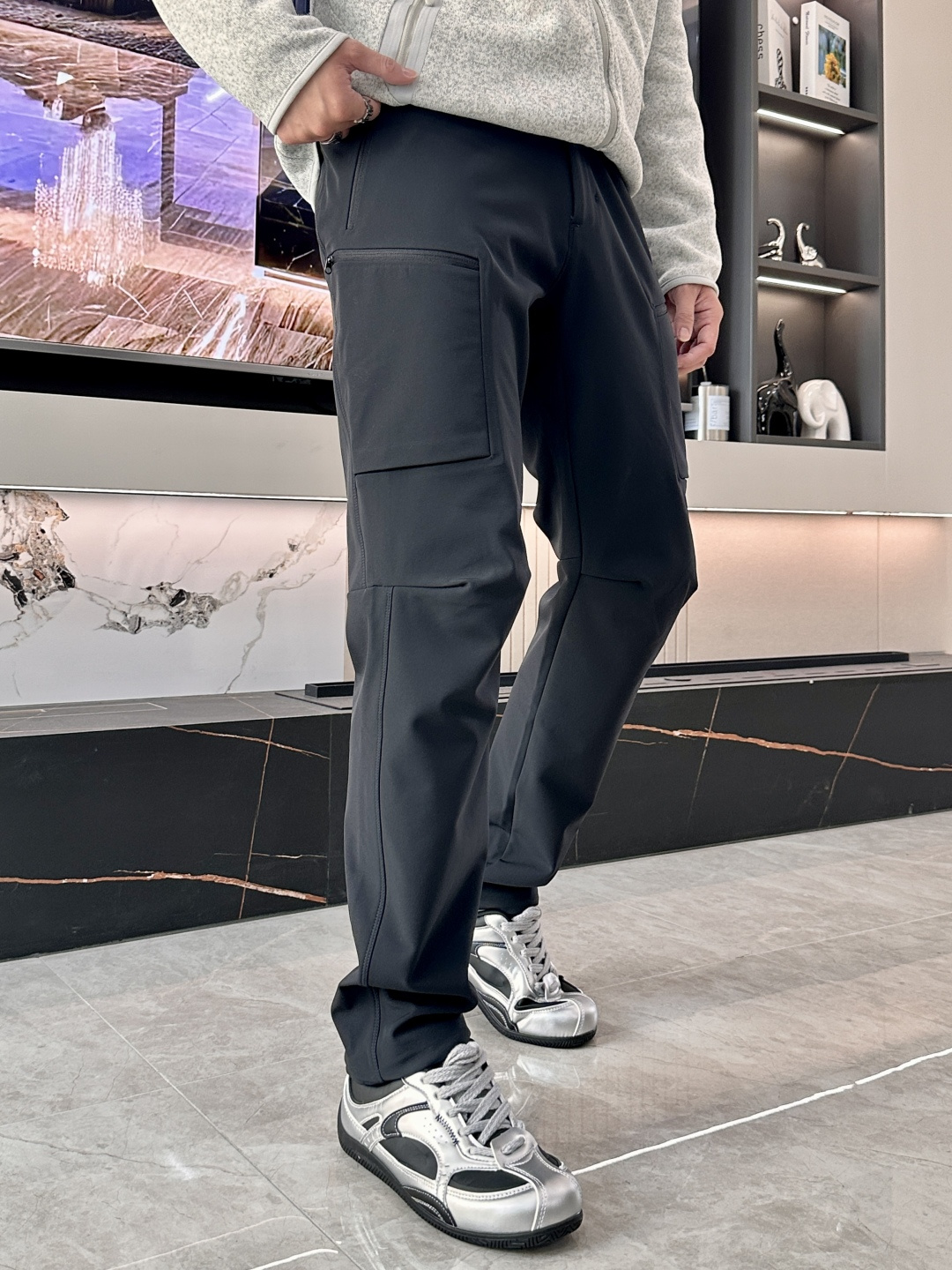 可隆 男士休闲裤速干面料休闲裤，最新款上身版型无敌正！绝对可以闭眼收的一款此款裤子非常百搭，弹力腰围,日