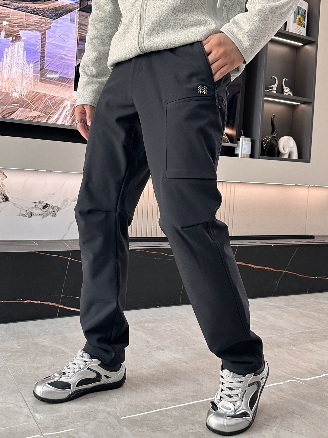 NO:608338,Kolon men's casual pants, quick-drying fabric casual pants, the latest upper body style is invincible!  You can definitely close your eyes. This pair of pants is very versatile and has an elastic waist. It can be worn in daily work and outdoor sports. It is the perfect combination of fashion and leisure and outdoor sports, so it is your best choice whether you wear it daily or outdoors. Extreme comfort and quick perspiration are the most popular focus, improving the wearing comfort. It is suitable for aerobic exercise and cross-country running conditions. This type of running casual pants has an extremely wide range of applications, allowing you to naturally maintain your love for sports in the summer, and can also be worn in leisure life. Size  m-xxxl,,alexander wang19860909可隆 男士休闲裤 速干面料休闲裤,最新款上身版型无敌正！ 绝对可以闭眼收的一款 此款裤子非常百搭,弹力腰围,日常上班 户外运动都可以穿着,是时尚休闲与户外运动的完美结合,所以无论您平时穿或者户外穿都是您的最佳选择. 极致舒适和快速排汗是备受青睐的重点,提升穿着舒适度,适合有氧运动和越野跑条件下穿着,此款是一件适用范围极其广泛的跑步休闲裤,让你在夏天自然可以保持对运动热爱,也可以在休闲生活中穿着 尺码 m-xxxl,,alexander wang,Men's clothing