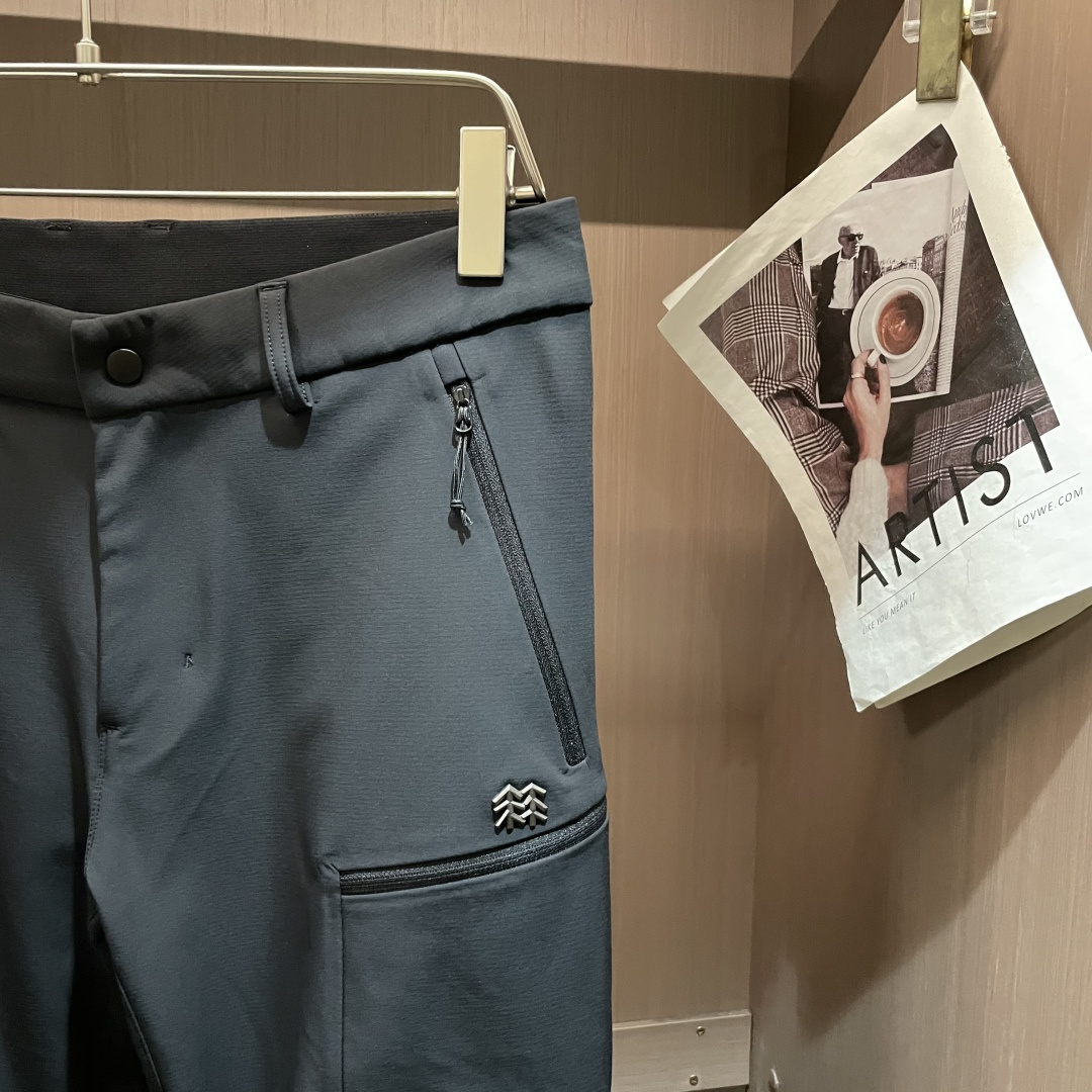 可隆 男士休闲裤速干面料休闲裤，最新款上身版型无敌正！绝对可以闭眼收的一款此款裤子非常百搭，弹力腰围,日