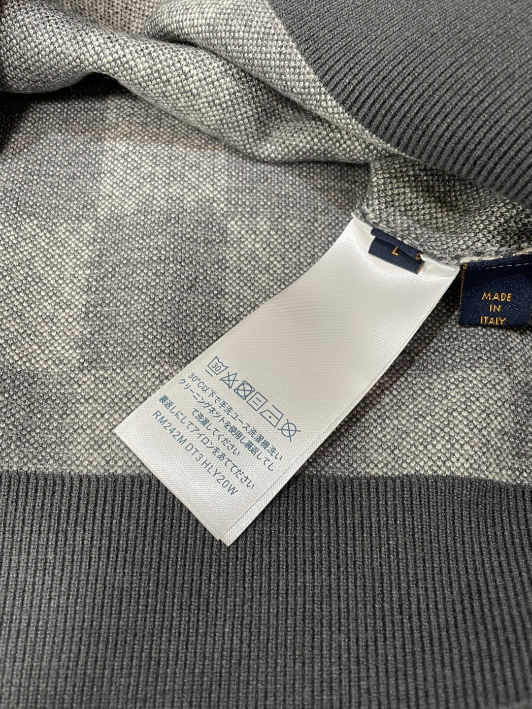 Lv 毛衣 2025秋冬最新系列，专柜1:1顶级复刻，全品相！加厚款，潮人必备单品！懂货的老铁赶紧下手，