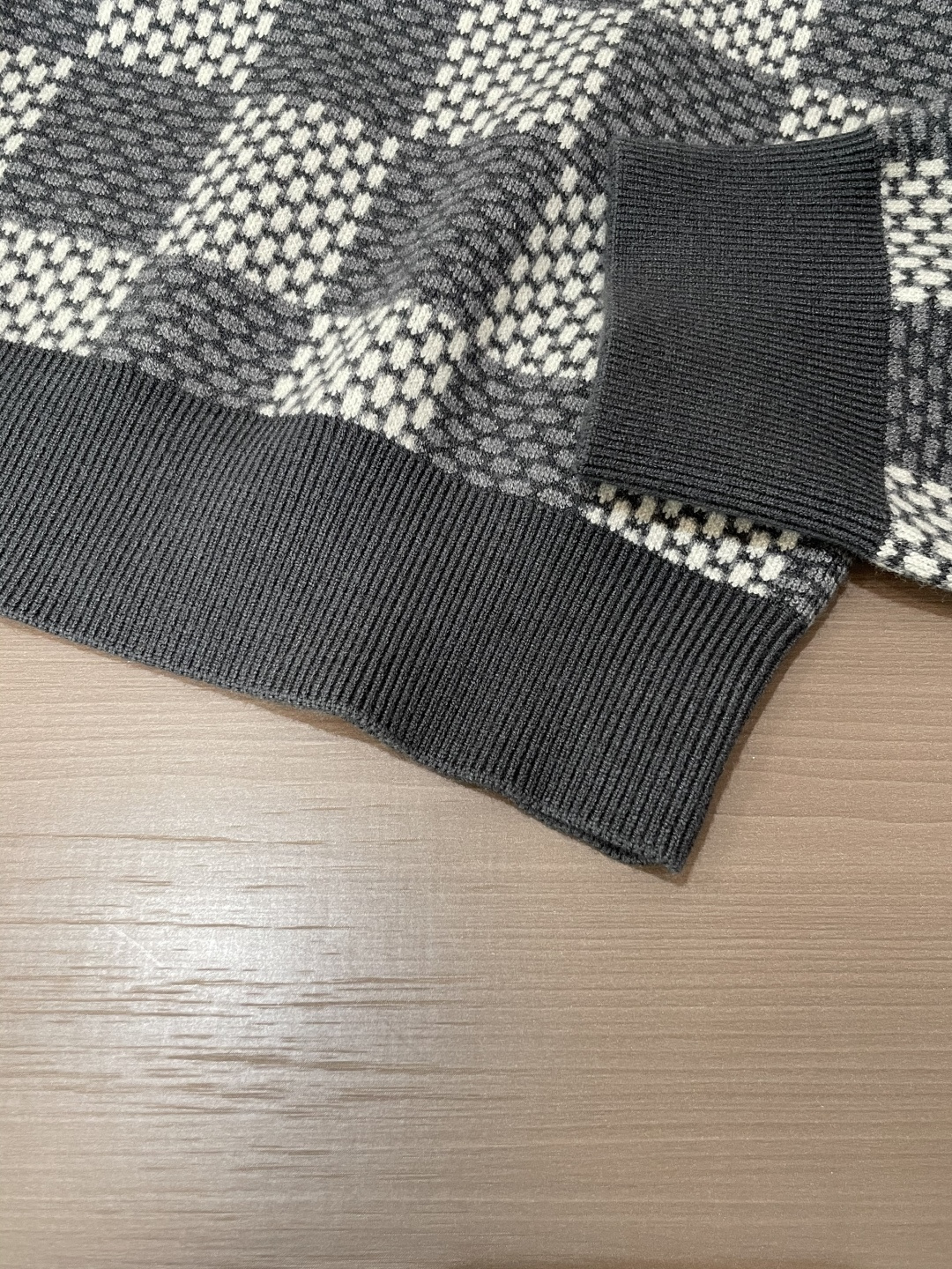 Lv 毛衣 2025秋冬最新系列，专柜1:1顶级复刻，全品相！加厚款，潮人必备单品！懂货的老铁赶紧下手，