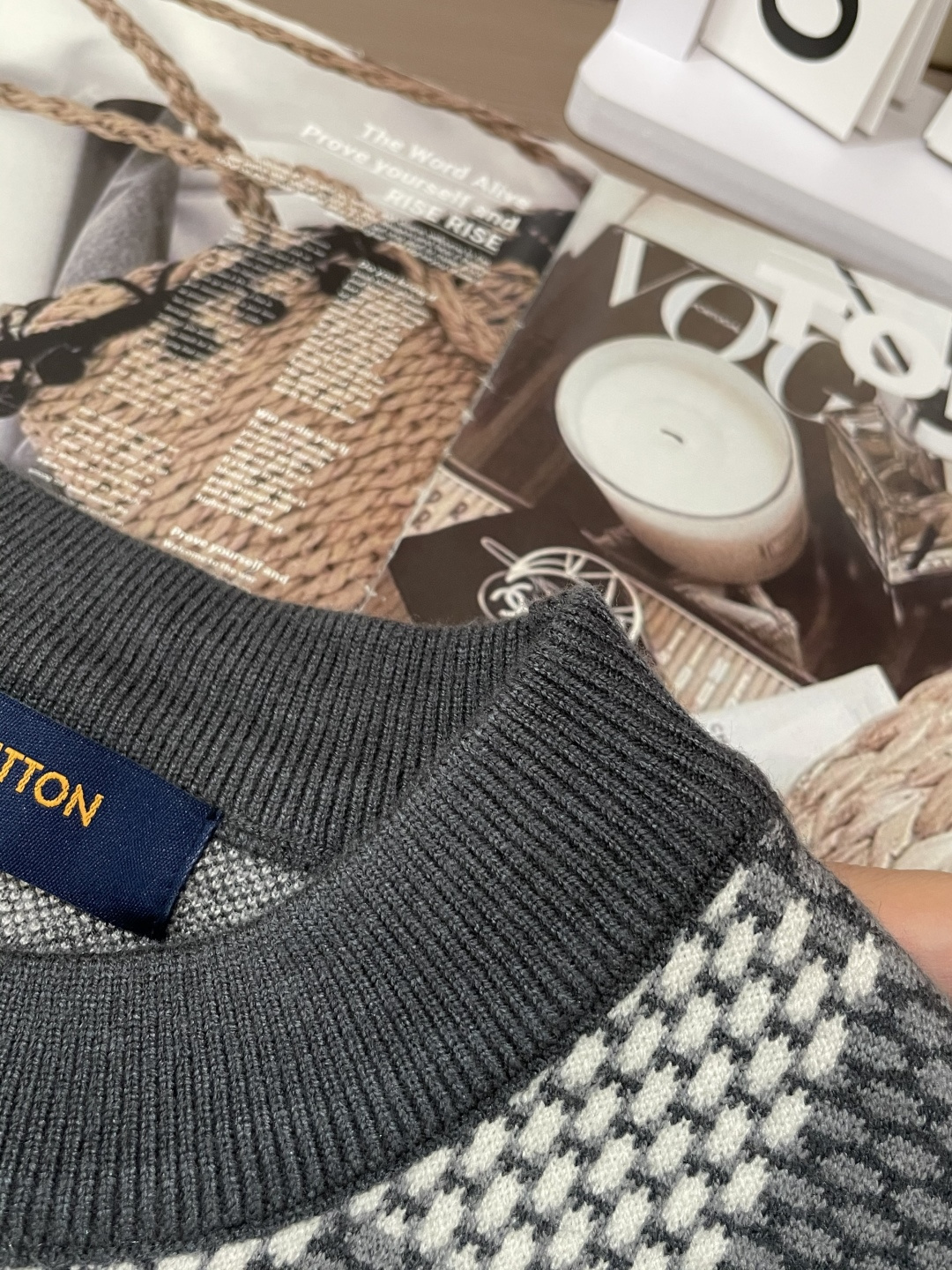 Lv 毛衣 2025秋冬最新系列，专柜1:1顶级复刻，全品相！加厚款，潮人必备单品！懂货的老铁赶紧下手，
