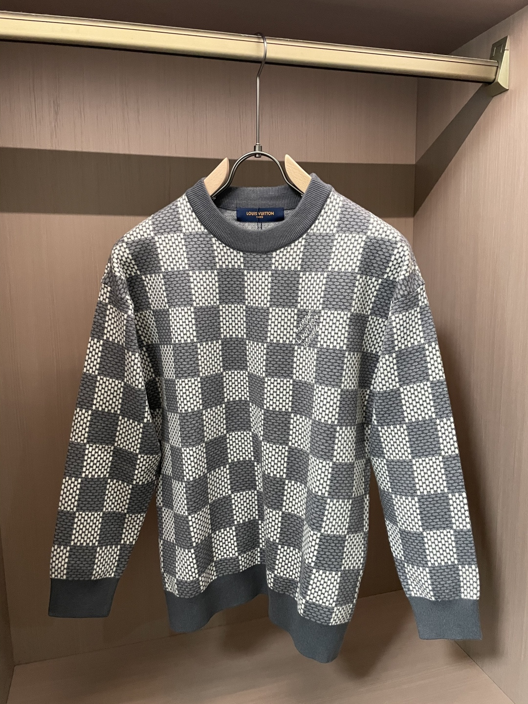 NO:614825,Lv sweater 2025 autumn and winter latest series, 1:1 top replica at the counter, all in good condition!  Thick style, a must-have item for fashionistas!  Those who know the goods should hurry up and get started. The fabric is wool and the size is M~3XL.,,louis vuitton,sweaters,alexander wang19860909Lv  毛衣 2025秋冬最新系列,专柜1:1顶级复刻,全品相！加厚款,潮人必备单品！懂货的老铁赶紧下手,面料羊毛 尺码M~3XL.,,louis vuitton,sweaters,alexander wang,Men's clothing