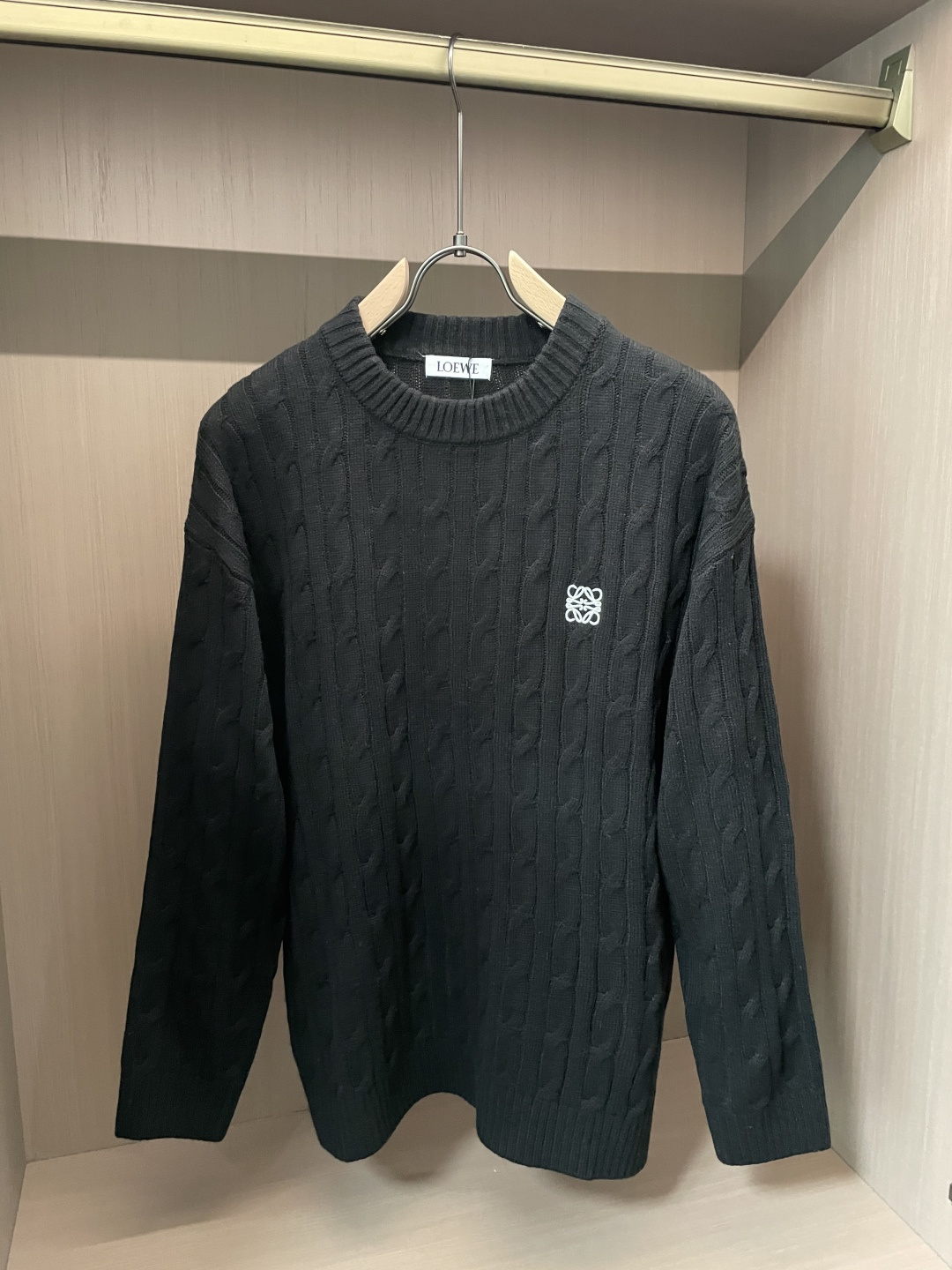 NO:614827,Loewe sweaters 2025 autumn and winter latest series, 1:1 top replica at the counter, all in good condition!  Thick style, a must-have item for fashionistas!  Old irons who know the stuff should hurry up and get started, the fabric is wool and the size is M~3XL.,,loewe,sweaters,alexander wang19860909Loewe 毛衣 2025秋冬最新系列,专柜1:1顶级复刻,全品相！加厚款,潮人必备单品！懂货的老铁赶紧下手,面料羊毛 尺码M~3XL.,,loewe,sweaters,alexander wang,Men's clothing
