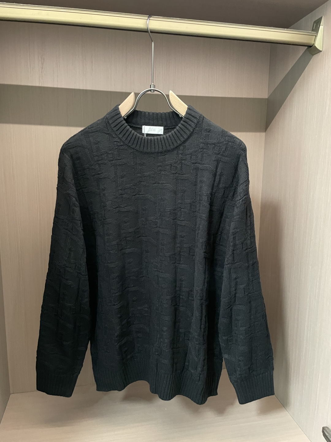 NO:614830,Dior sweater 2025 autumn and winter latest series, 1:1 top replica at the counter, all in good condition!  Thick style, a must-have item for fashionistas!  Those who know the goods should hurry up and start, the fabric is wool, the size is M~3XL., dior, sweaters, alexander wang19860909Dior 毛衣 2025秋冬最新系列,专柜1:1顶级复刻,全品相！加厚款,潮人必备单品！懂货的老铁赶紧下手,面料羊毛 尺码M~3XL.,,dior,sweaters,alexander wang,Men's clothing