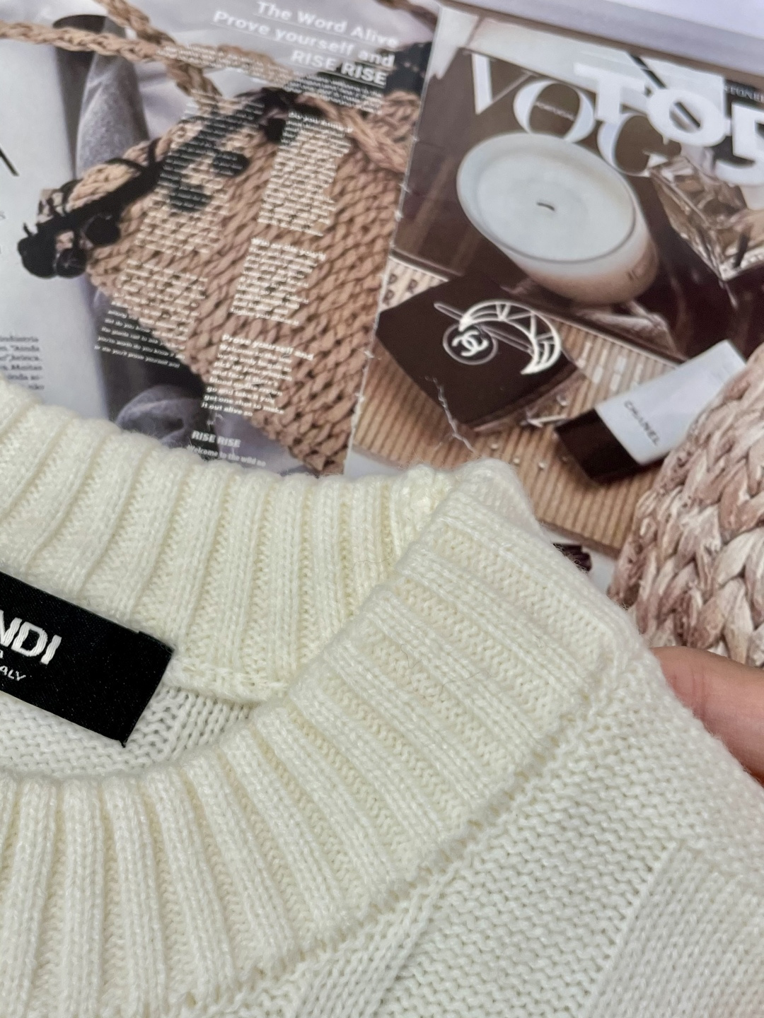 FD 毛衣 2025秋冬最新系列，专柜1:1顶级复刻，全品相！加厚款，潮人必备单品！懂货的老铁赶紧下手，