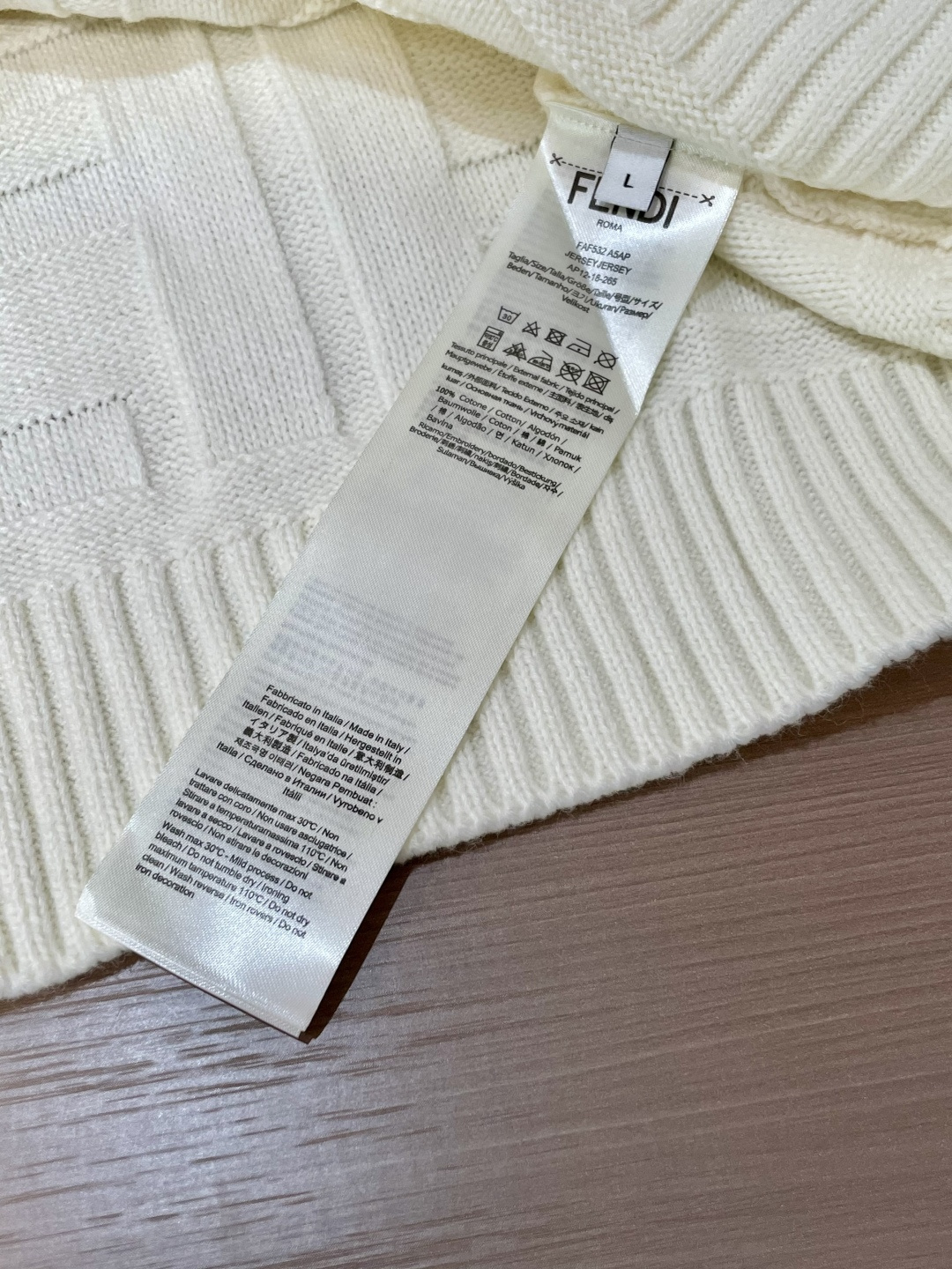 FD 毛衣 2025秋冬最新系列，专柜1:1顶级复刻，全品相！加厚款，潮人必备单品！懂货的老铁赶紧下手，