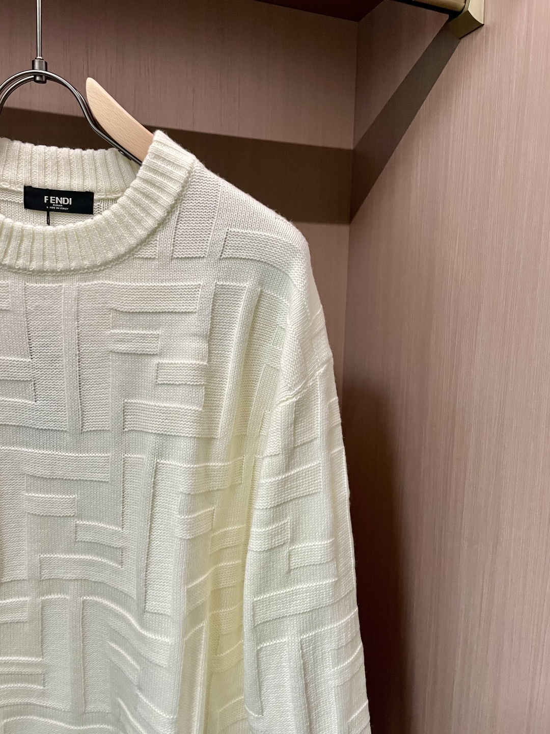 FD 毛衣 2025秋冬最新系列，专柜1:1顶级复刻，全品相！加厚款，潮人必备单品！懂货的老铁赶紧下手，