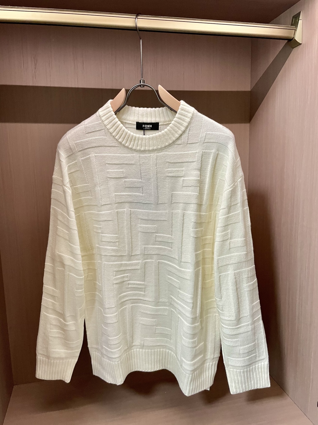 FD 毛衣 2025秋冬最新系列，专柜1:1顶级复刻，全品相！加厚款，潮人必备单品！懂货的老铁赶紧下手，