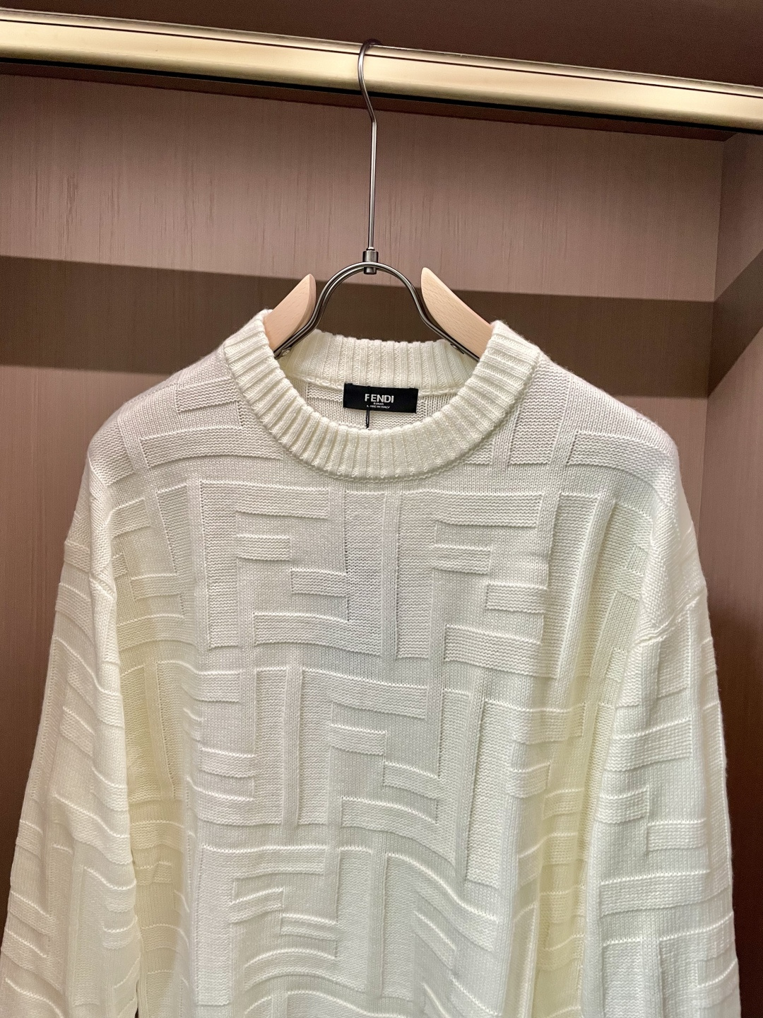 FD 毛衣 2025秋冬最新系列，专柜1:1顶级复刻，全品相！加厚款，潮人必备单品！懂货的老铁赶紧下手，