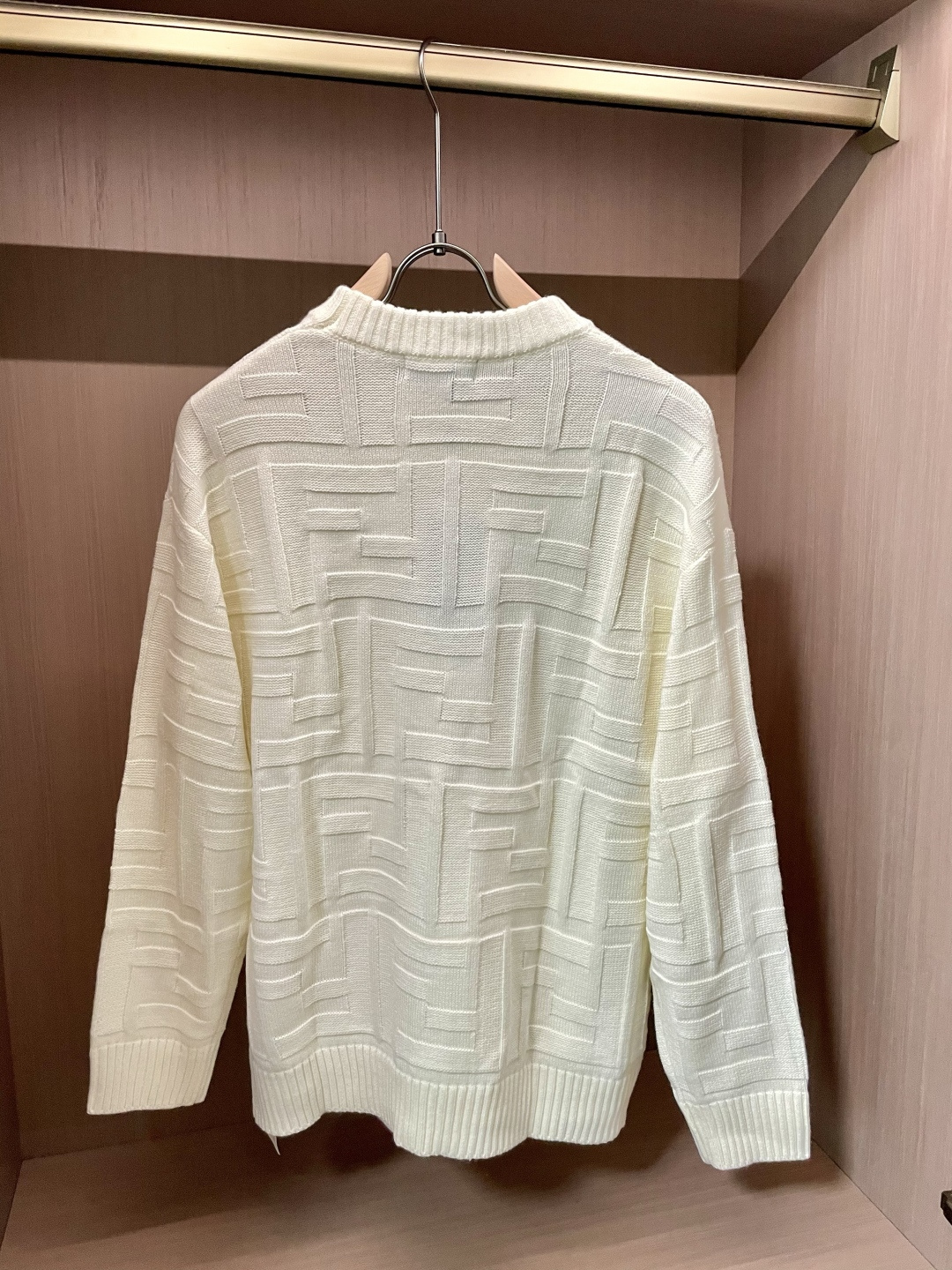 FD 毛衣 2025秋冬最新系列，专柜1:1顶级复刻，全品相！加厚款，潮人必备单品！懂货的老铁赶紧下手，